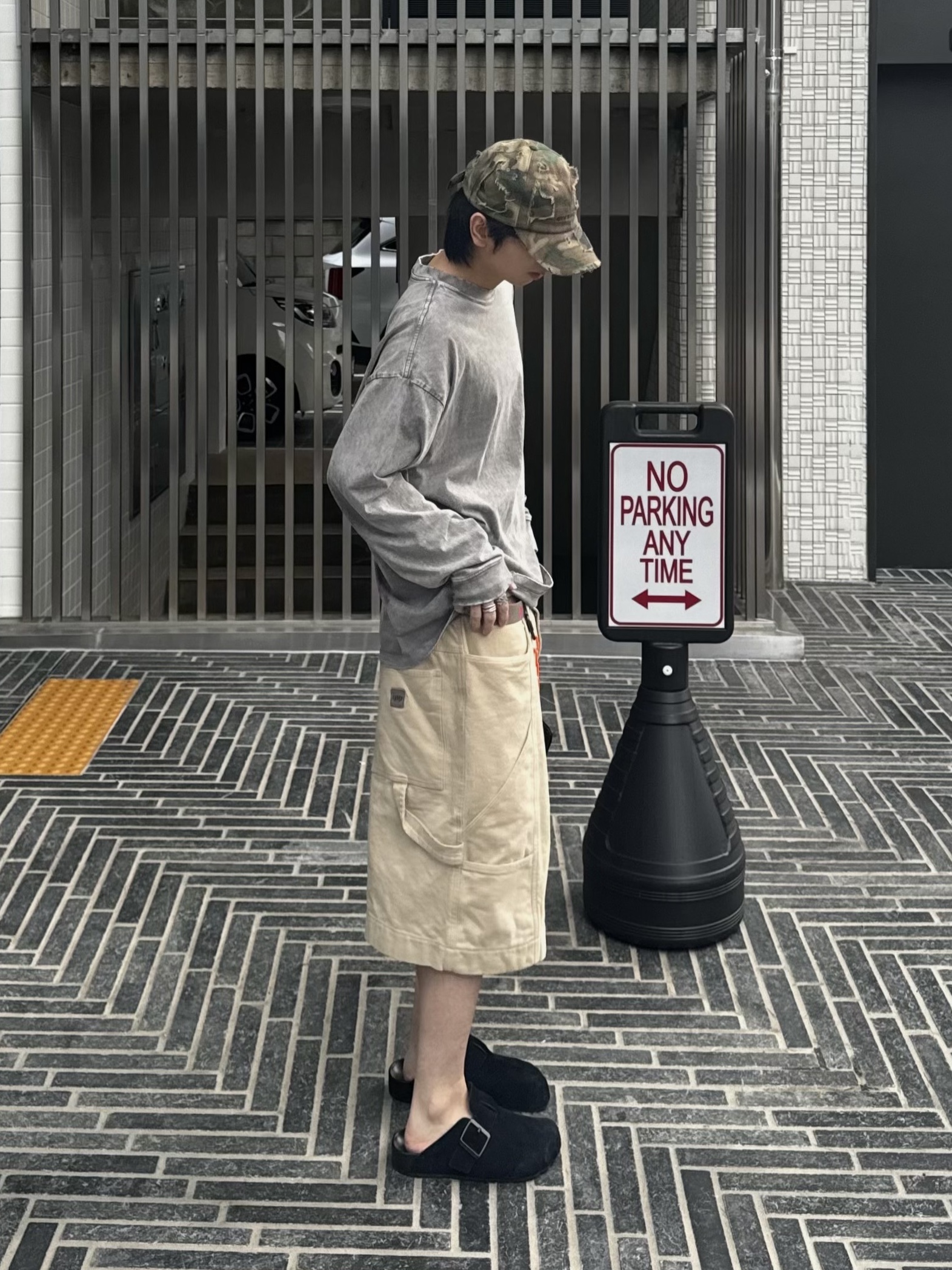 Awende Beheading Asaemon White Long Sleeve, Balenciaga Sunday Mule Black 착용 스타일 - 4