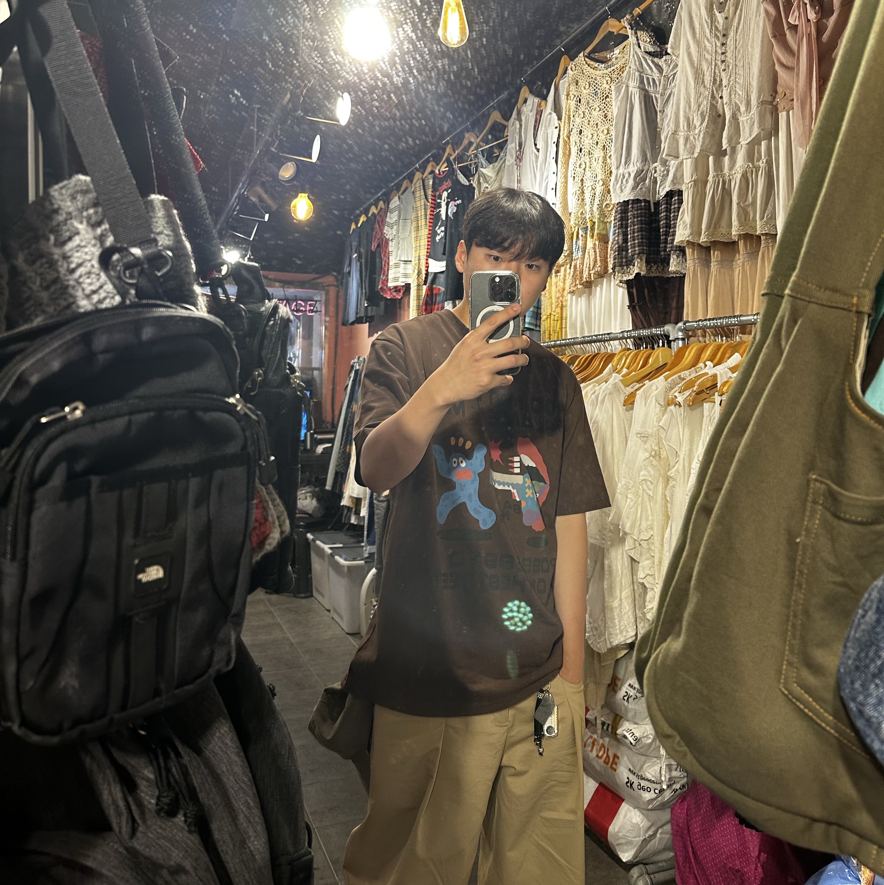 POTS Criticism T-Shirt Brown 착용 스타일 - 1