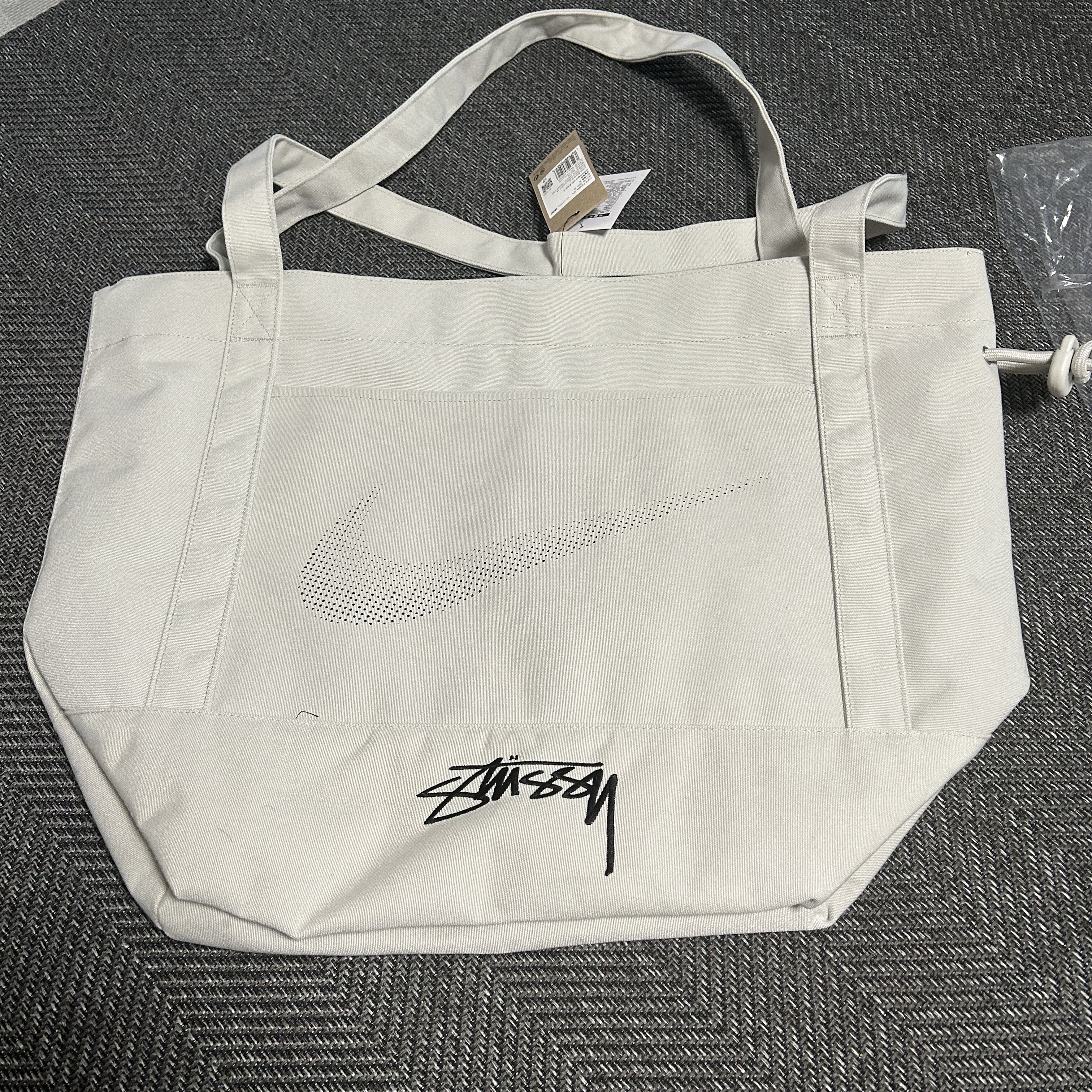 Nike x Stussy Tote Bag Light Bone 착용 스타일