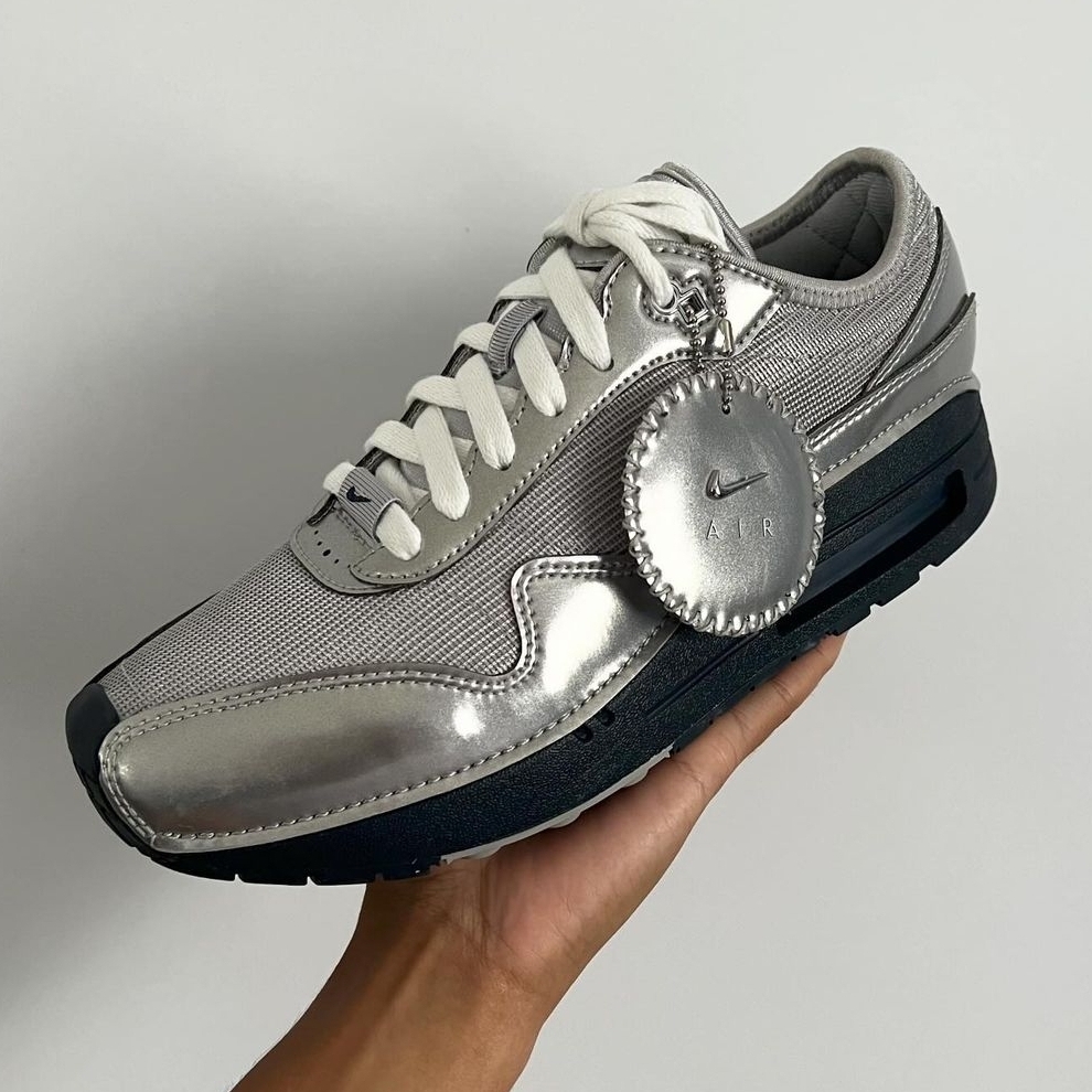 Nike x Jacquemus Air Max 1 '86 Metallic Silver Midnight Navy 착용 스타일 - 2