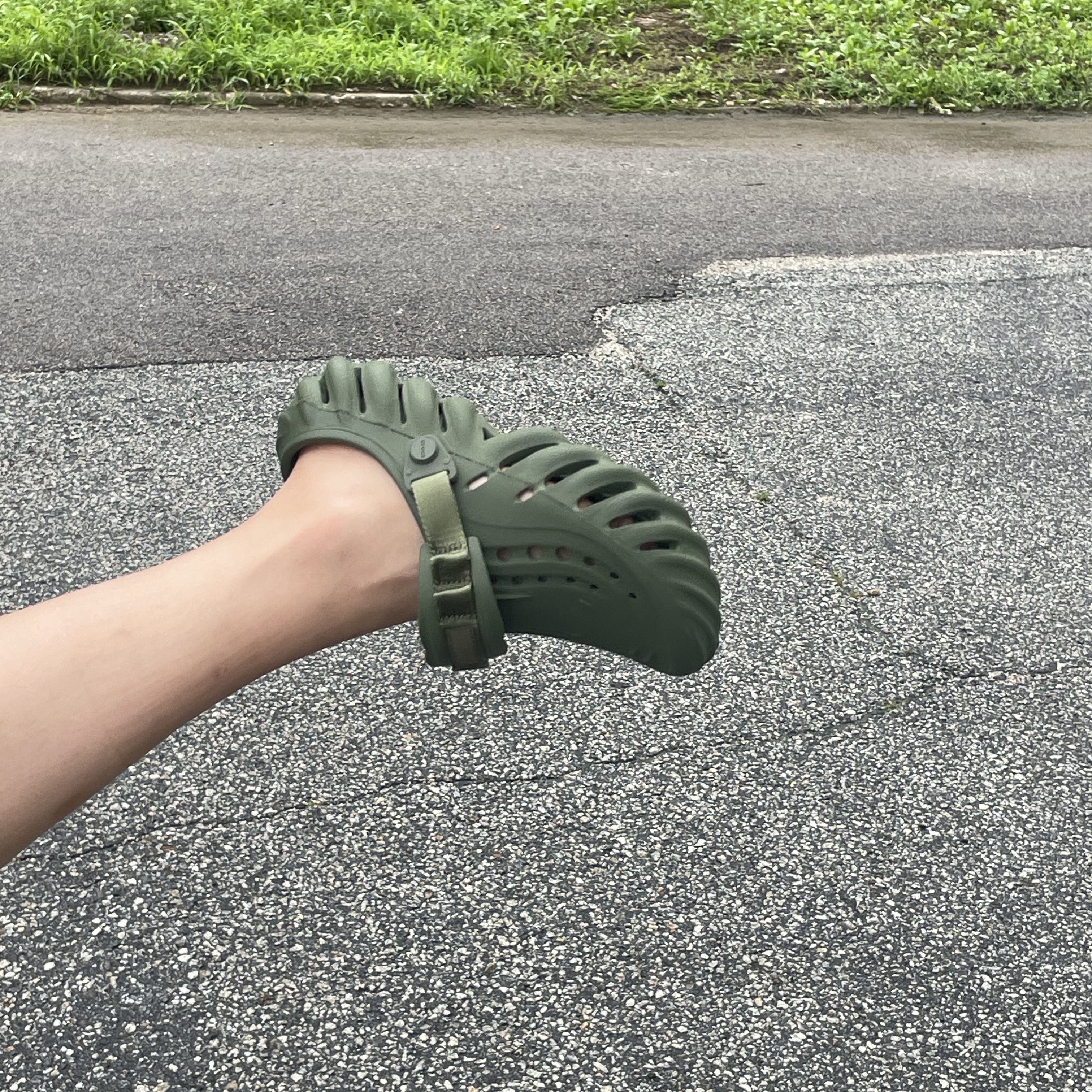 Crocs Echo Clog Army Green 착용 스타일 - 2