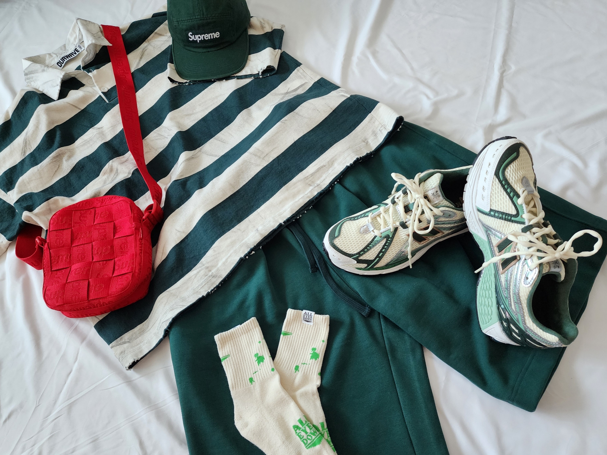 Supreme Woven Shoulder Bag Red - 23SS, Supreme Washed Chino Twill Camp Cap Pine Green - 23FW 착용 스타일 - 3