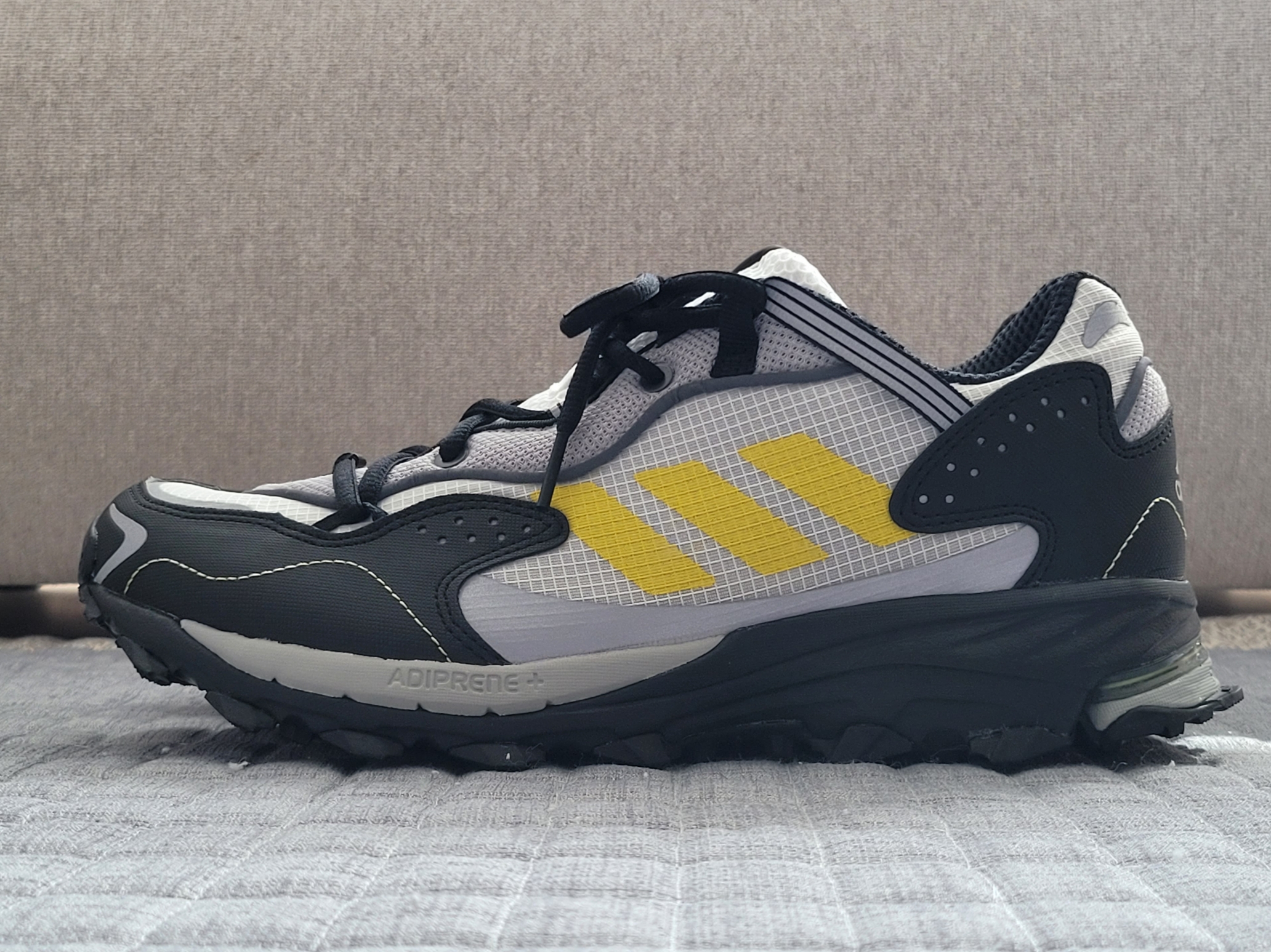 Adidas Response Hoverturf White Shock Yellow 착용 스타일 - 1