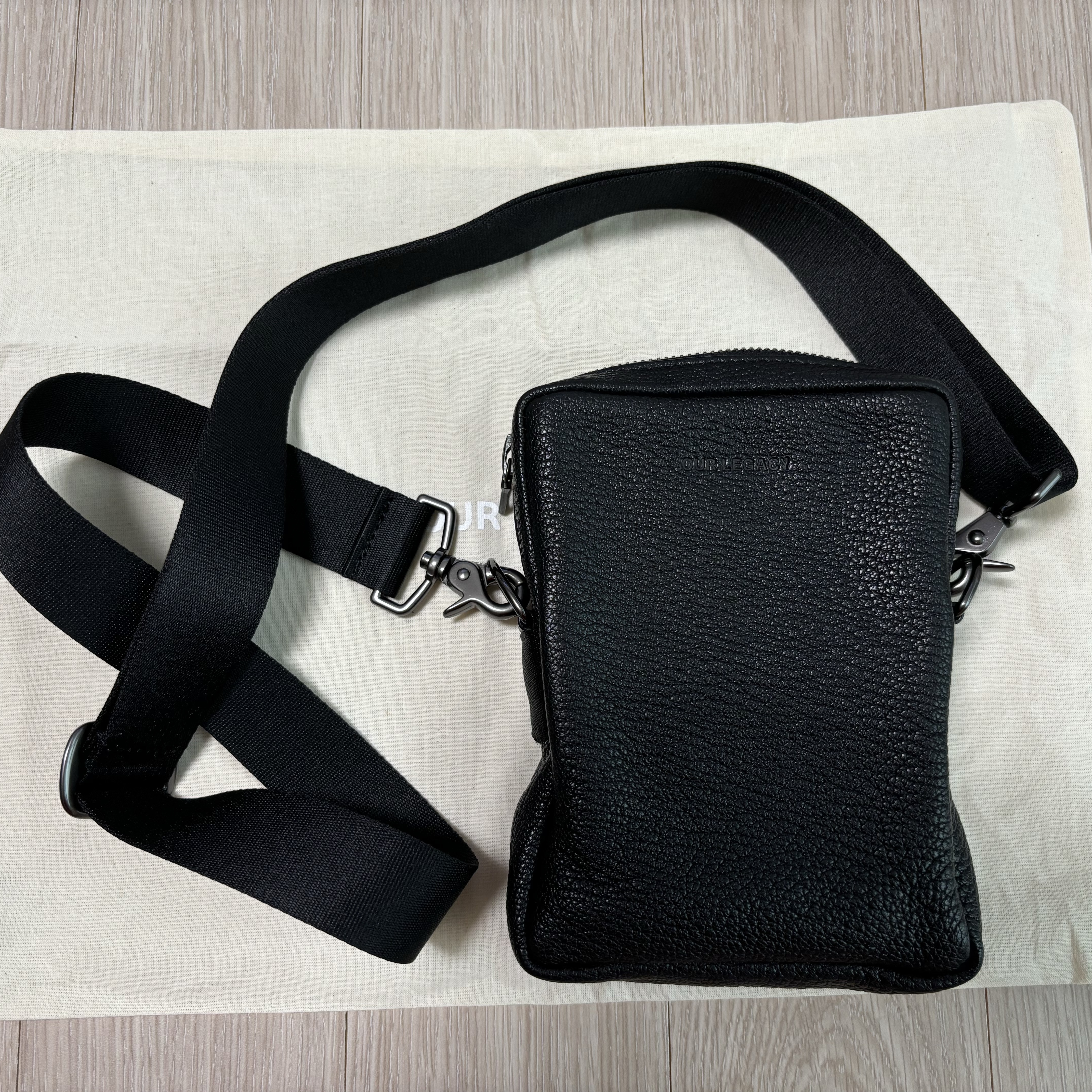 Our Legacy Delay Mini Bag Black 착용 스타일 - 1