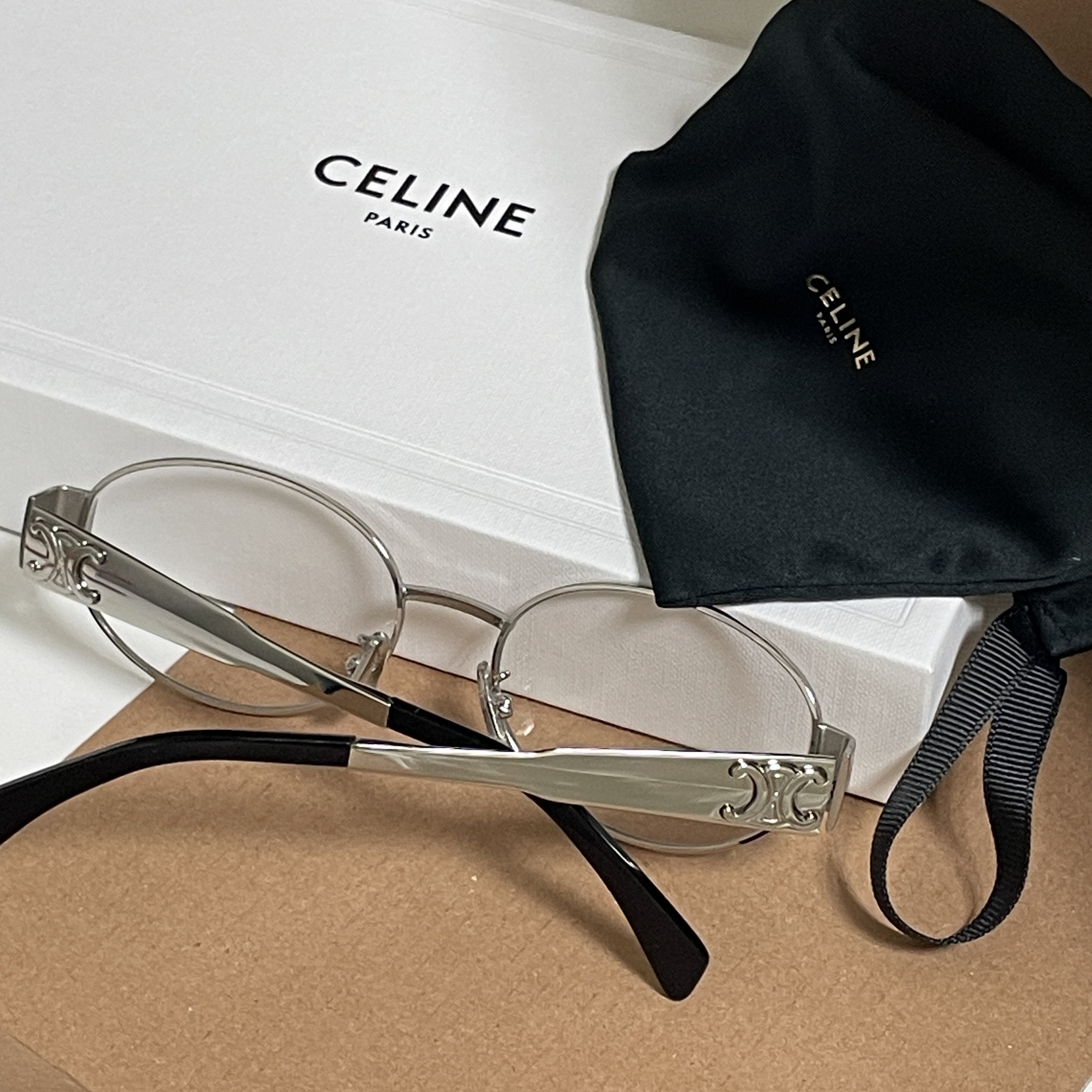 (W) Celine Triomphe Metal 01 Sunglasses in Metal Silver Smoke 착용 스타일