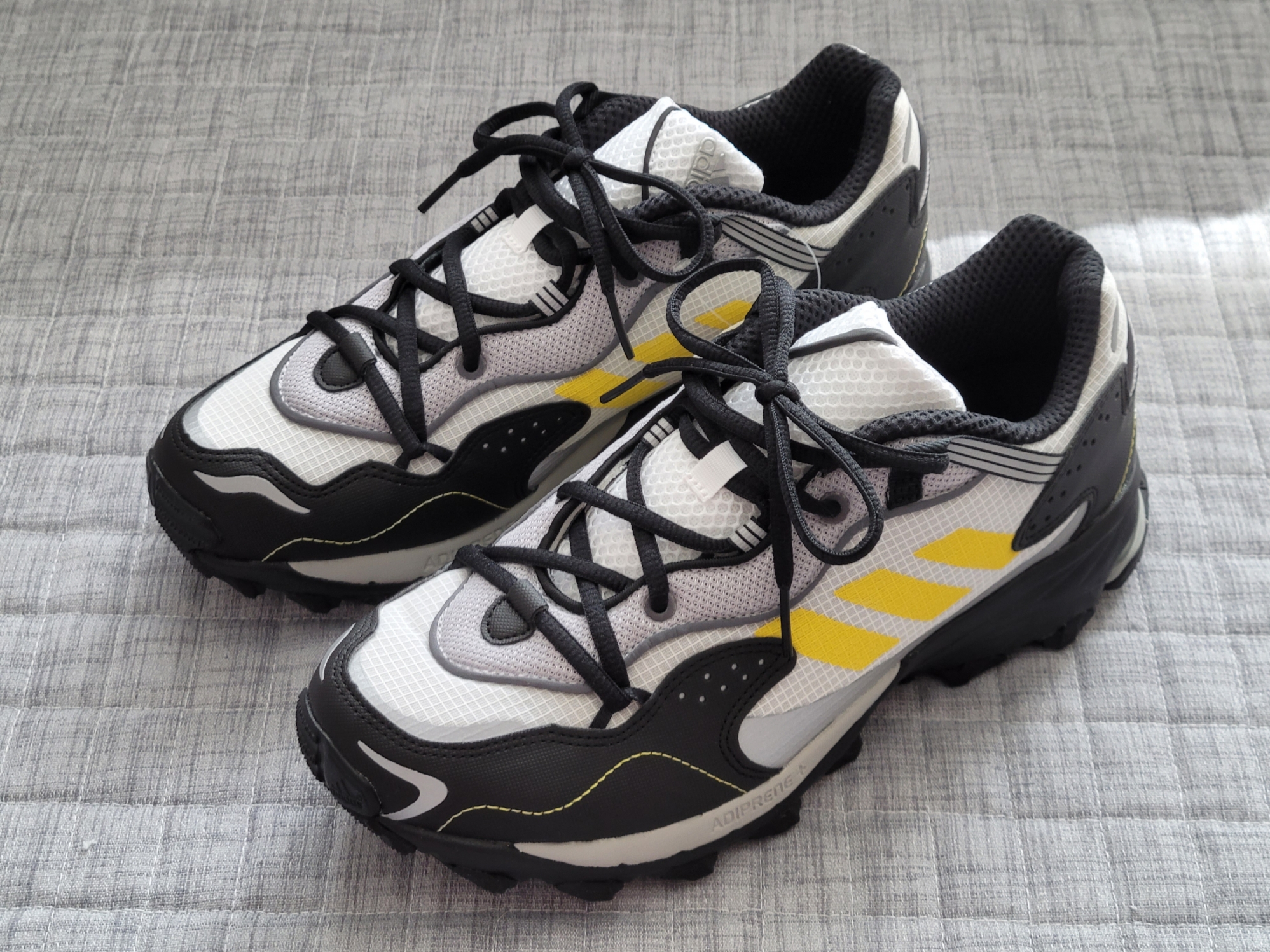 Adidas Response Hoverturf White Shock Yellow 착용 스타일 - 3