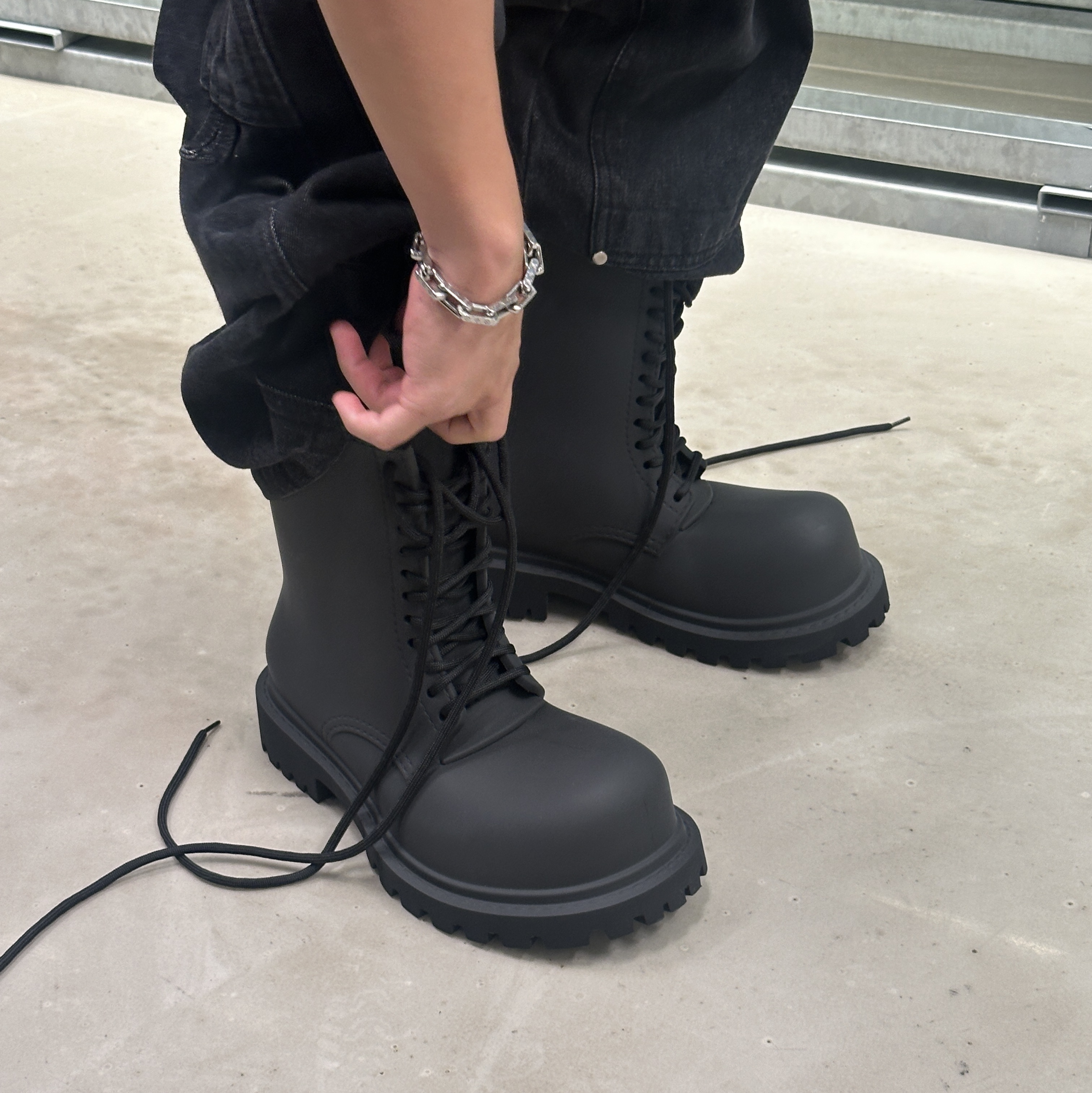 Balenciaga XL Army Boots Full Eva Black, Louis Vuitton Monogram Chain Bracelet Silver 착용 스타일