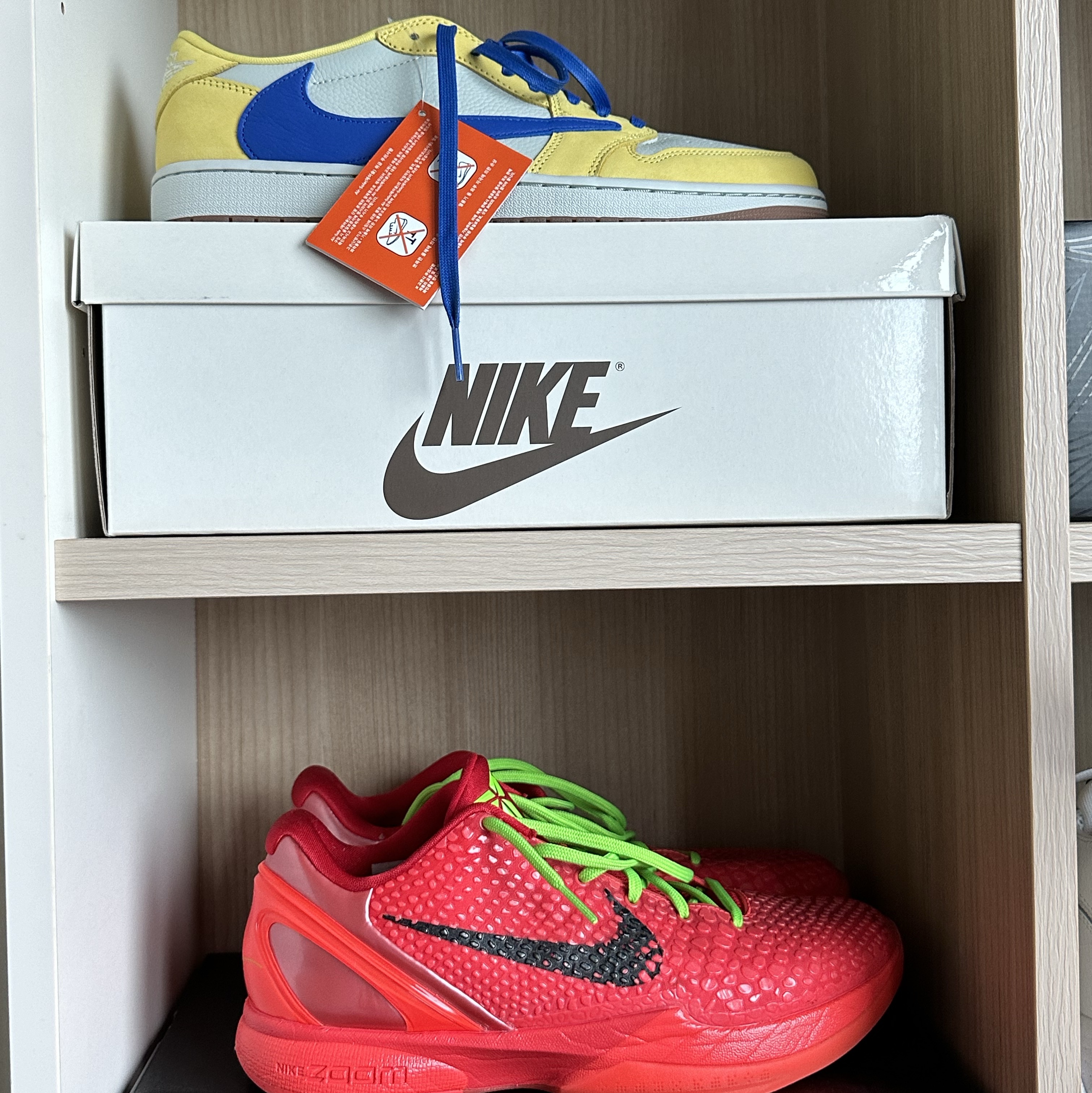 Nike Kobe 6 Protro Reverse, (W) Jordan 1 x Travis Scott Retro Low OG SP Canary 착용 스타일