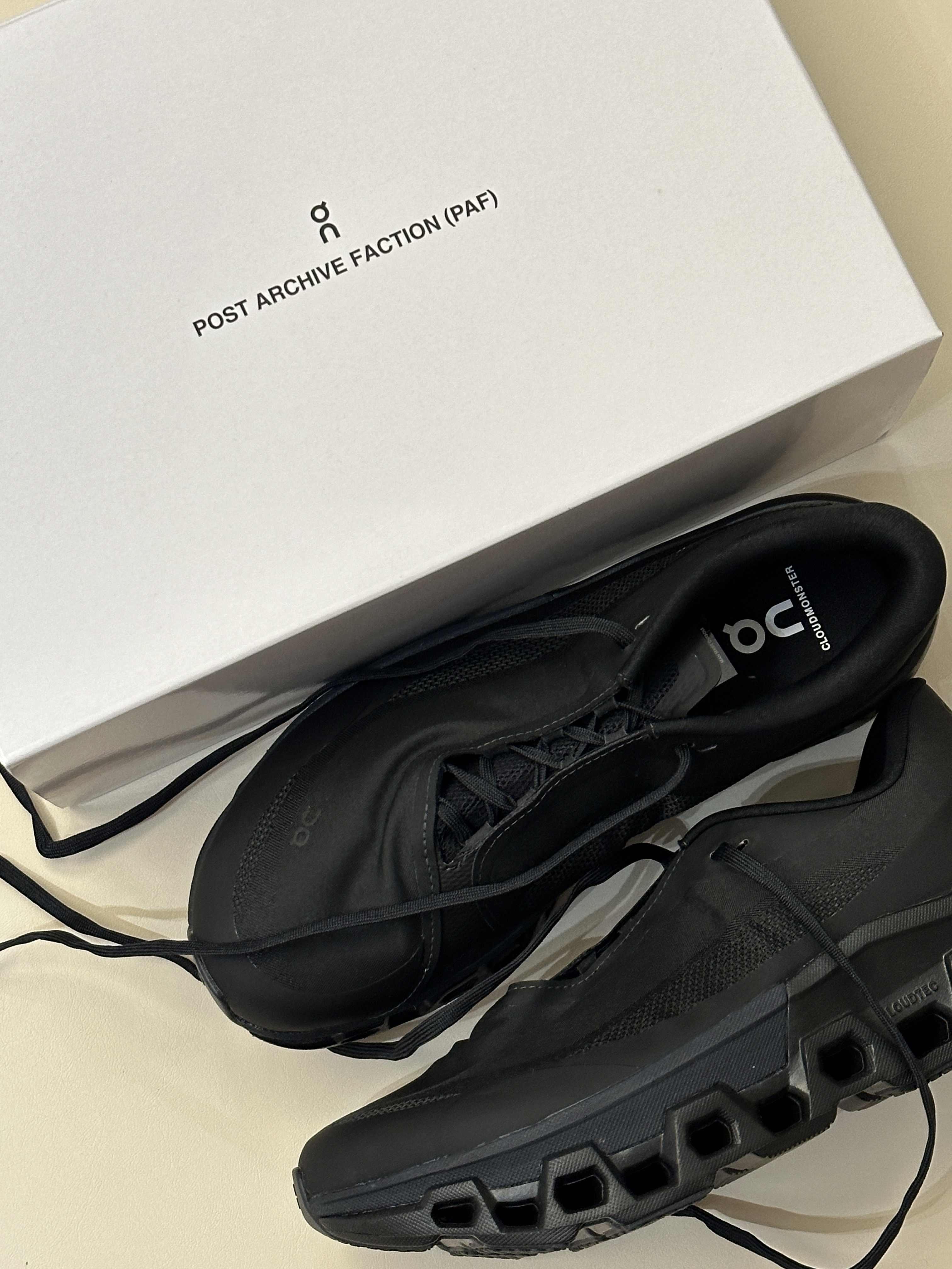 On Running x Post Archive Faction (Paf) Cloudmonster 2 Black Magnet 착용 스타일 - 1