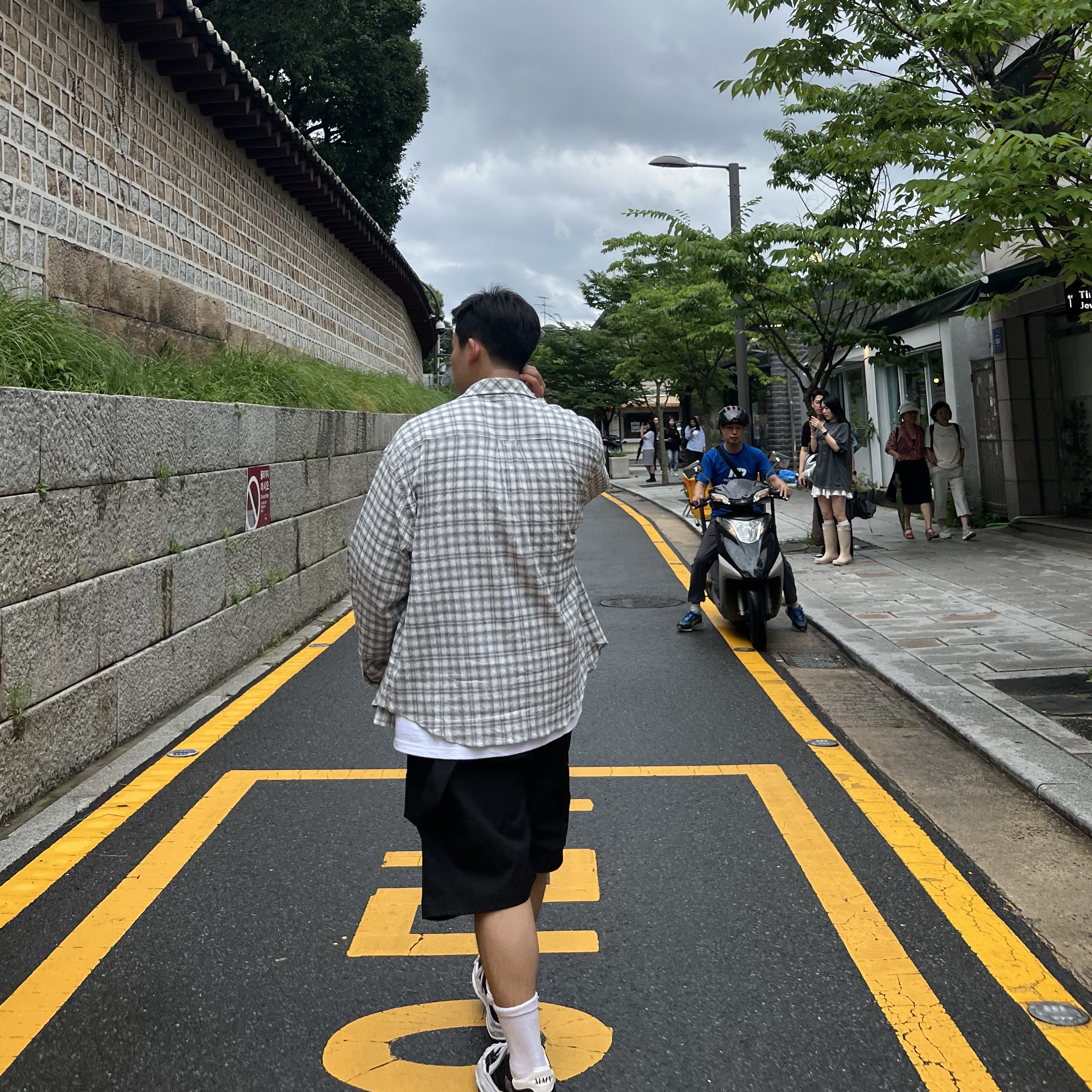 Nonnod Alpine Carpenter Shorts Matt Black, Undermycar Mu.37 Anti Fxxking Logo Play Basic Long Sleeve Check Shirts White Blue 착용 스타일 - 1