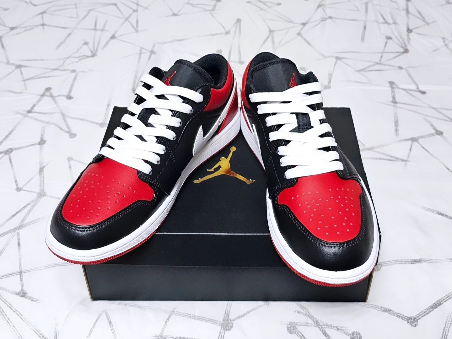 Jordan 1 Low Alternate Bred Toe 착용 스타일 - 3