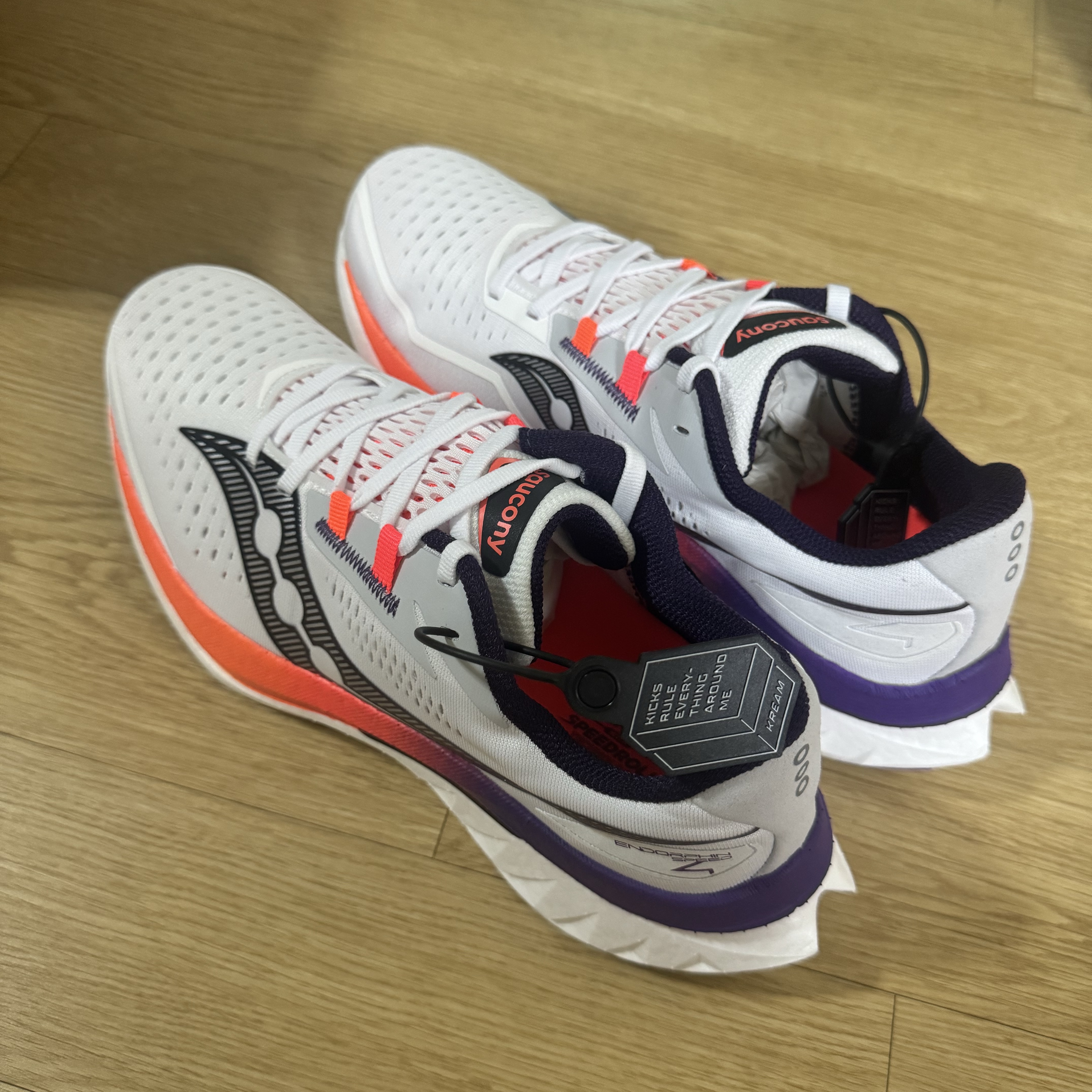 Saucony Endorphin Speed 4 White Viziorange 착용 스타일