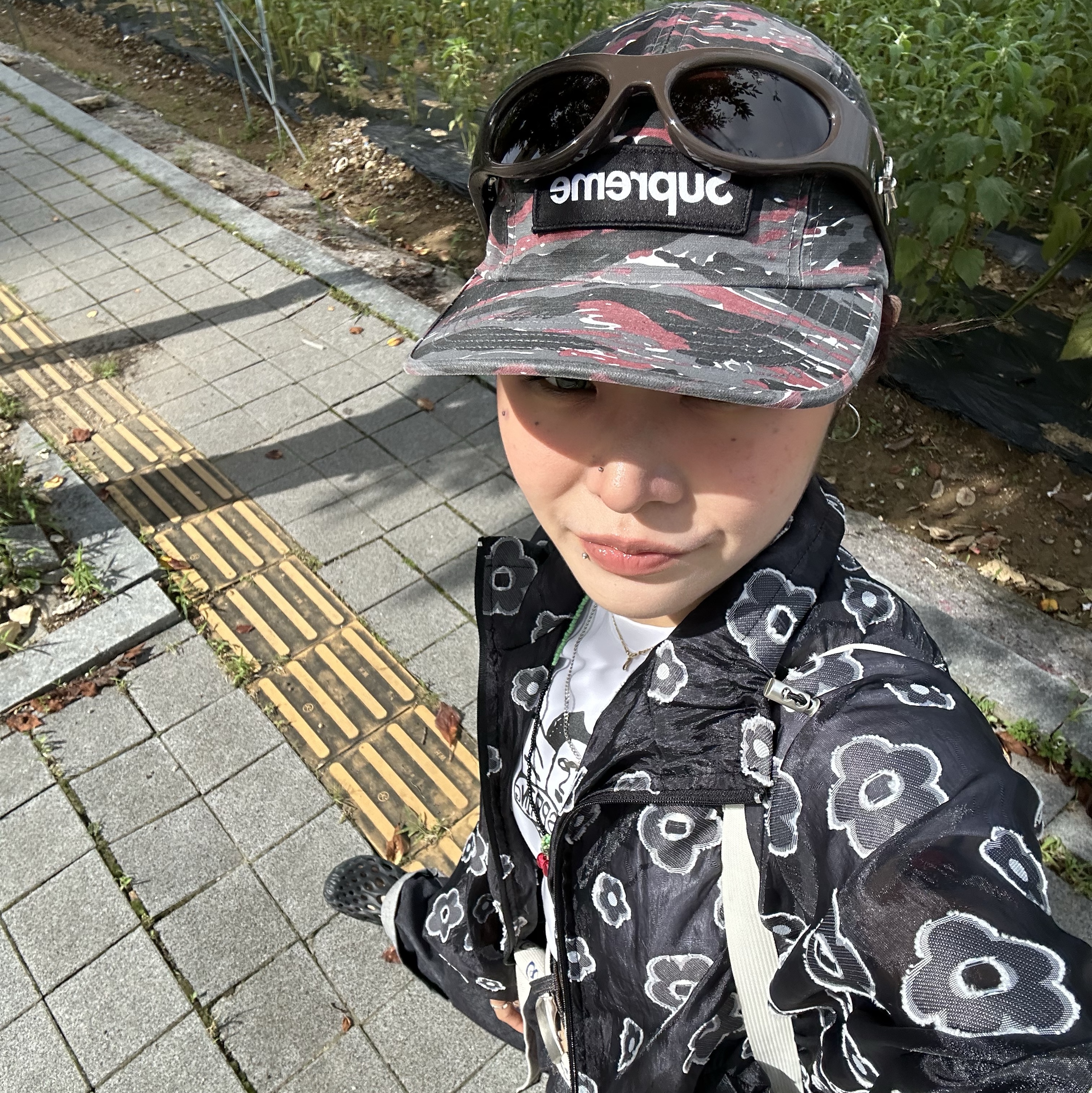 Supreme Military Camp Cap Red Tiger - 24SS, Gentle Monster x Jennie Jentle Salon Cheveux De Nini BR3 Brown Brown 착용 스타일 - 1