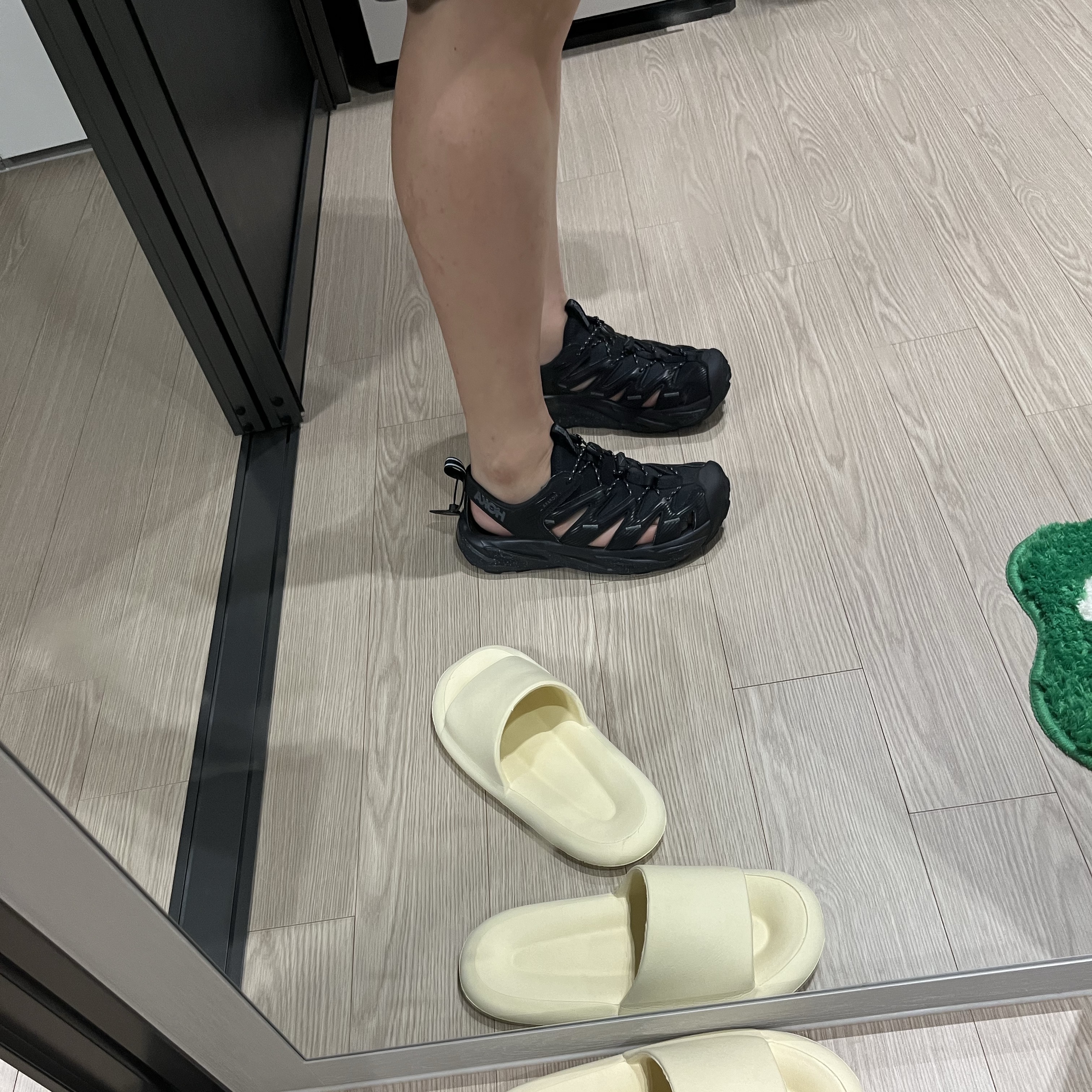 Hoka Hopara Black Castle Rock 착용 스타일
