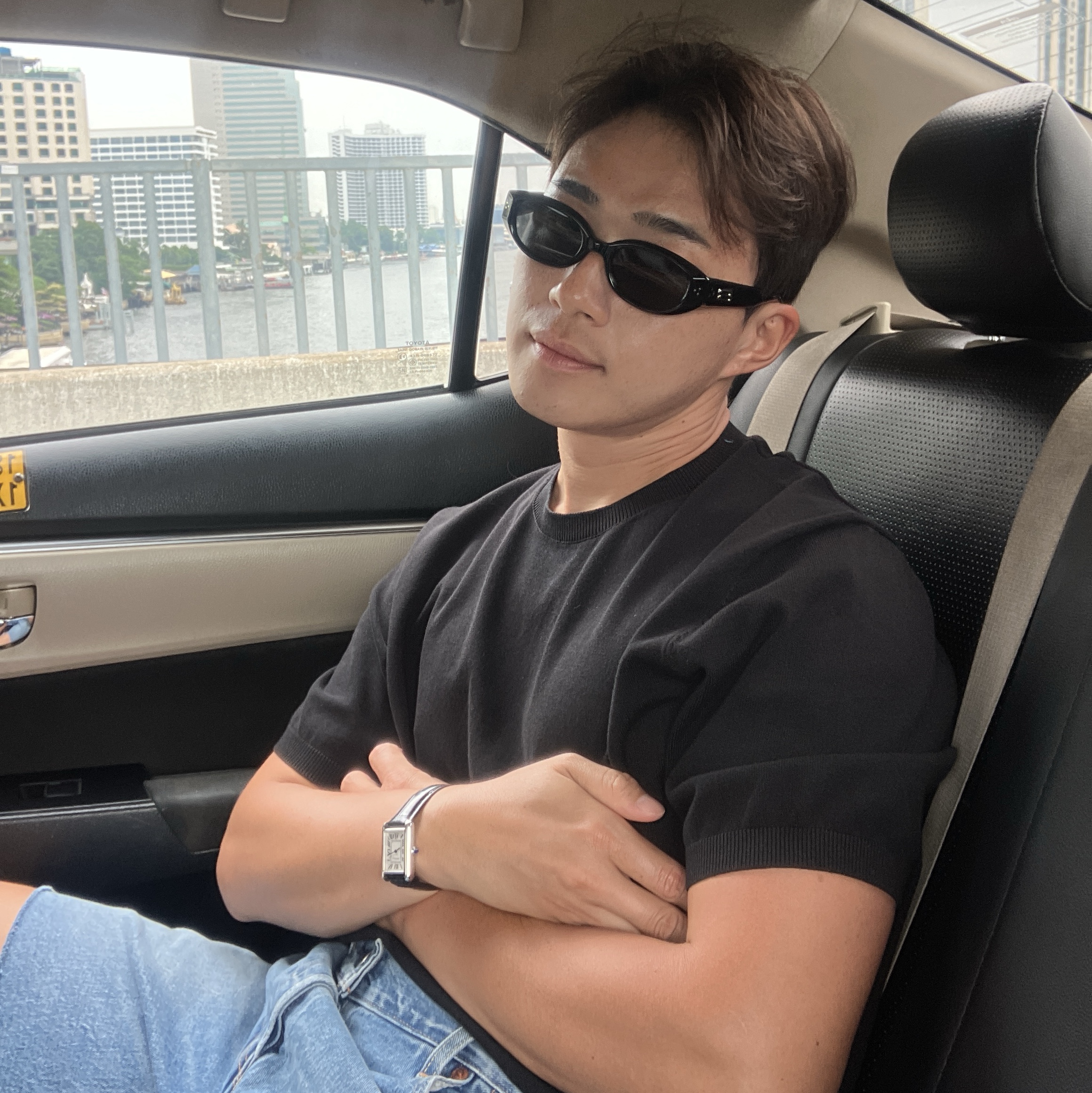 Gentle Monster Void 01 Black, Cartier Tank Must Watch Large Quartz Steel Calfskin Black 착용 스타일 - 1