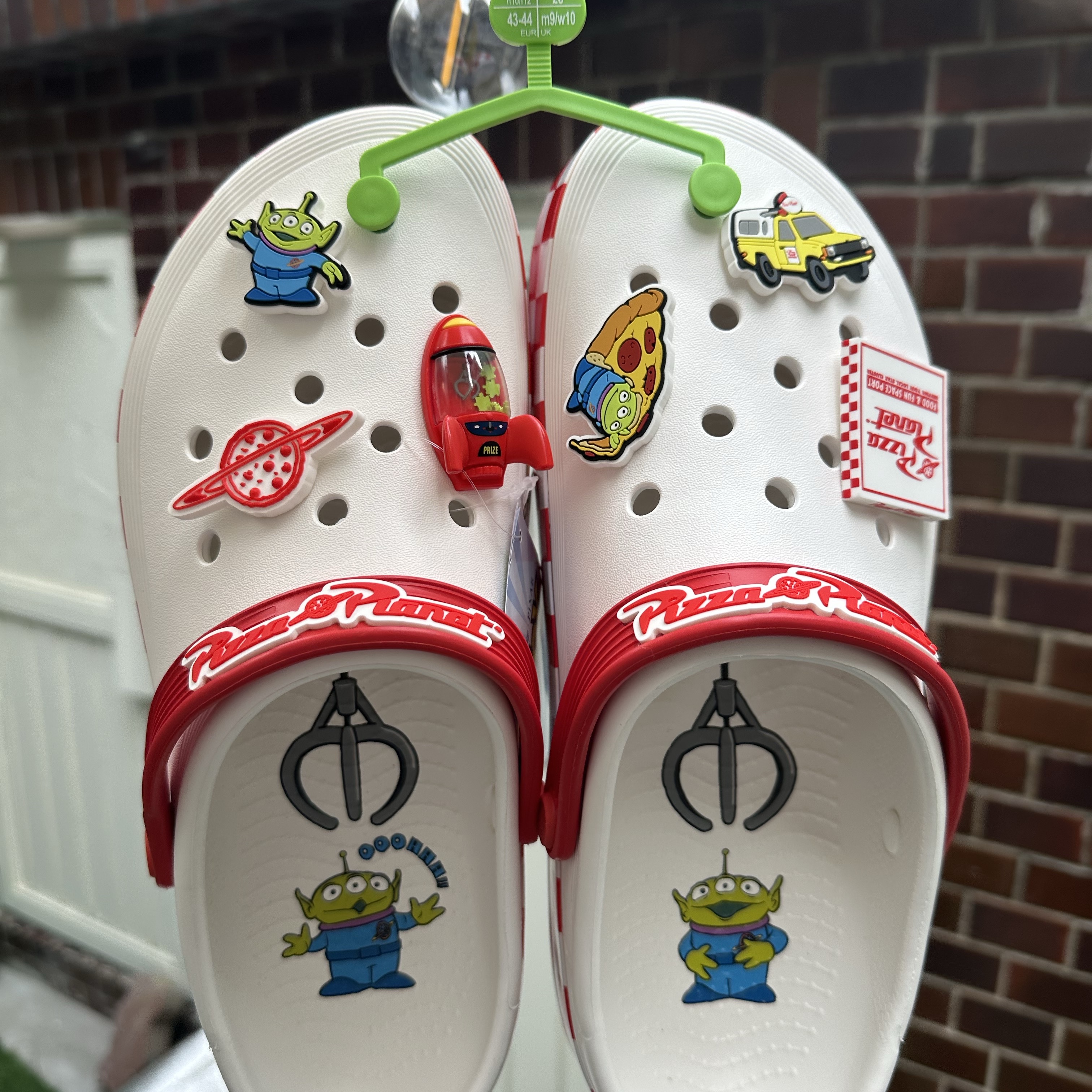 Crocs x Toy Story Pizza Planet Off Court Clog White, Jordan x SoleFly Mi Casa es Su Casa Souvenir Shorts Fossil (FQ3806-203) 착용 스타일 - 2