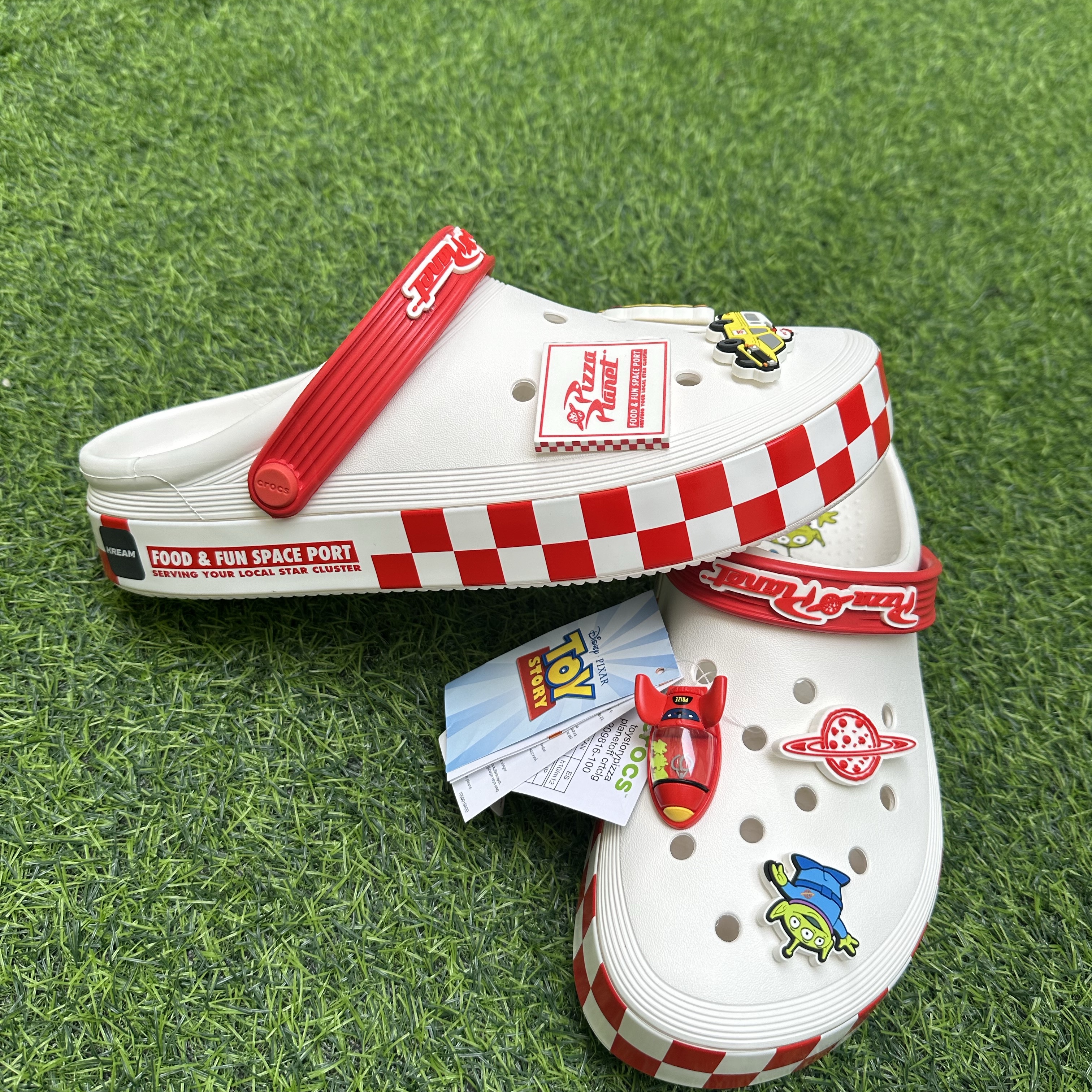 Crocs x Toy Story Pizza Planet Off Court Clog White, Jordan x SoleFly Mi Casa es Su Casa Souvenir Shorts Fossil (FQ3806-203) 착용 스타일 - 1