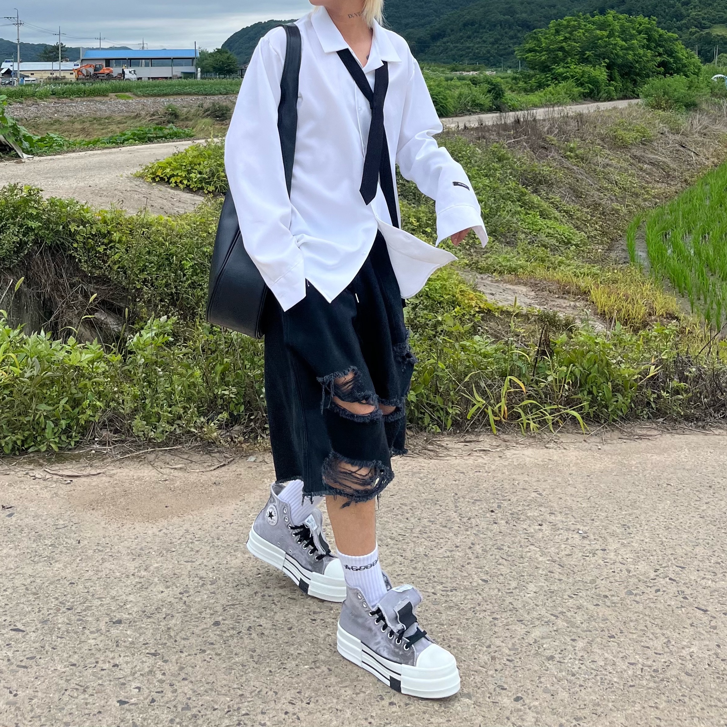 Project G/R Mega Buckle Hobo Bag Black, Converse x Drkshdw DBL Drkstar Overdye Chuck 70 Hi Concrete 착용 스타일 - 4