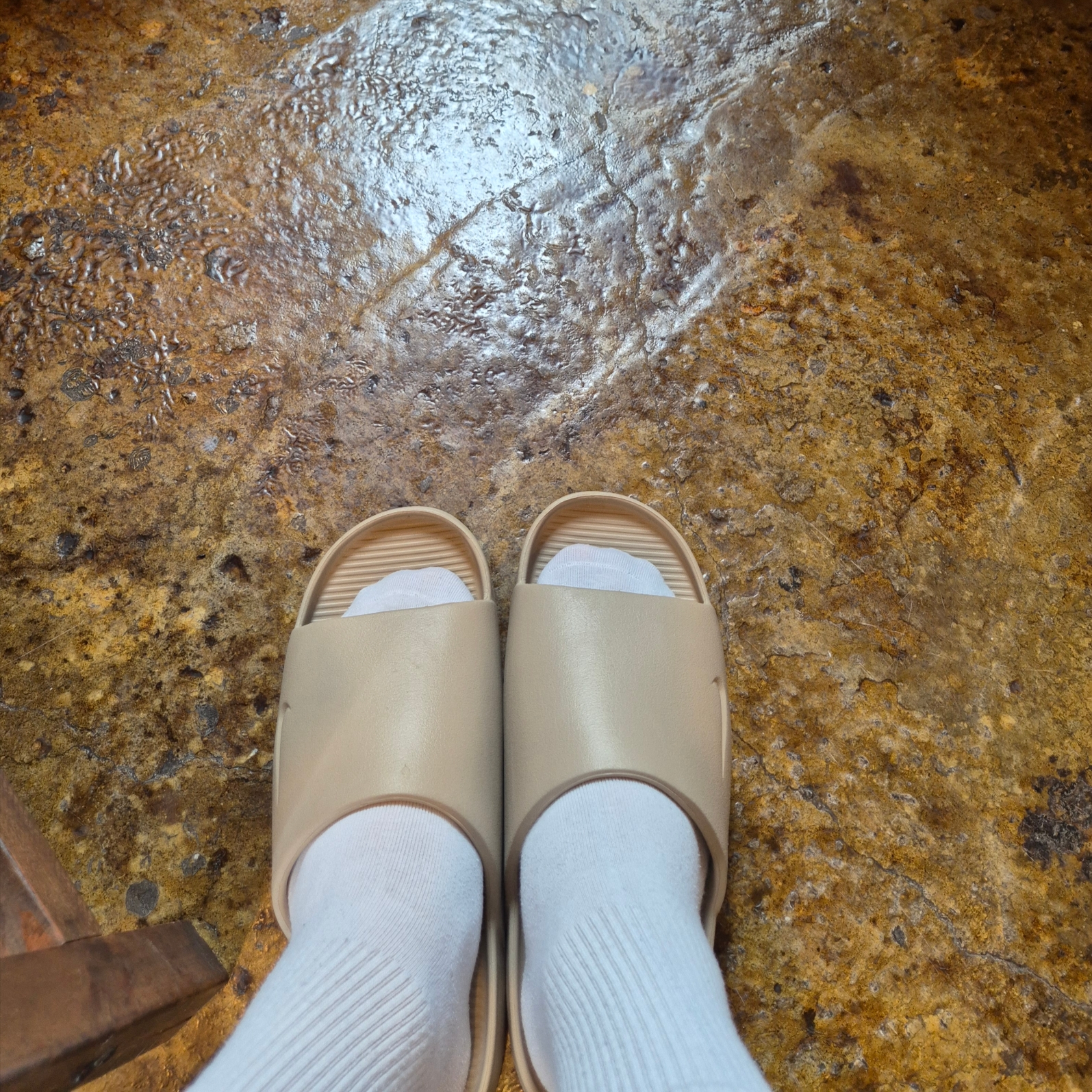 Nike Calm Slide Khaki 착용 스타일