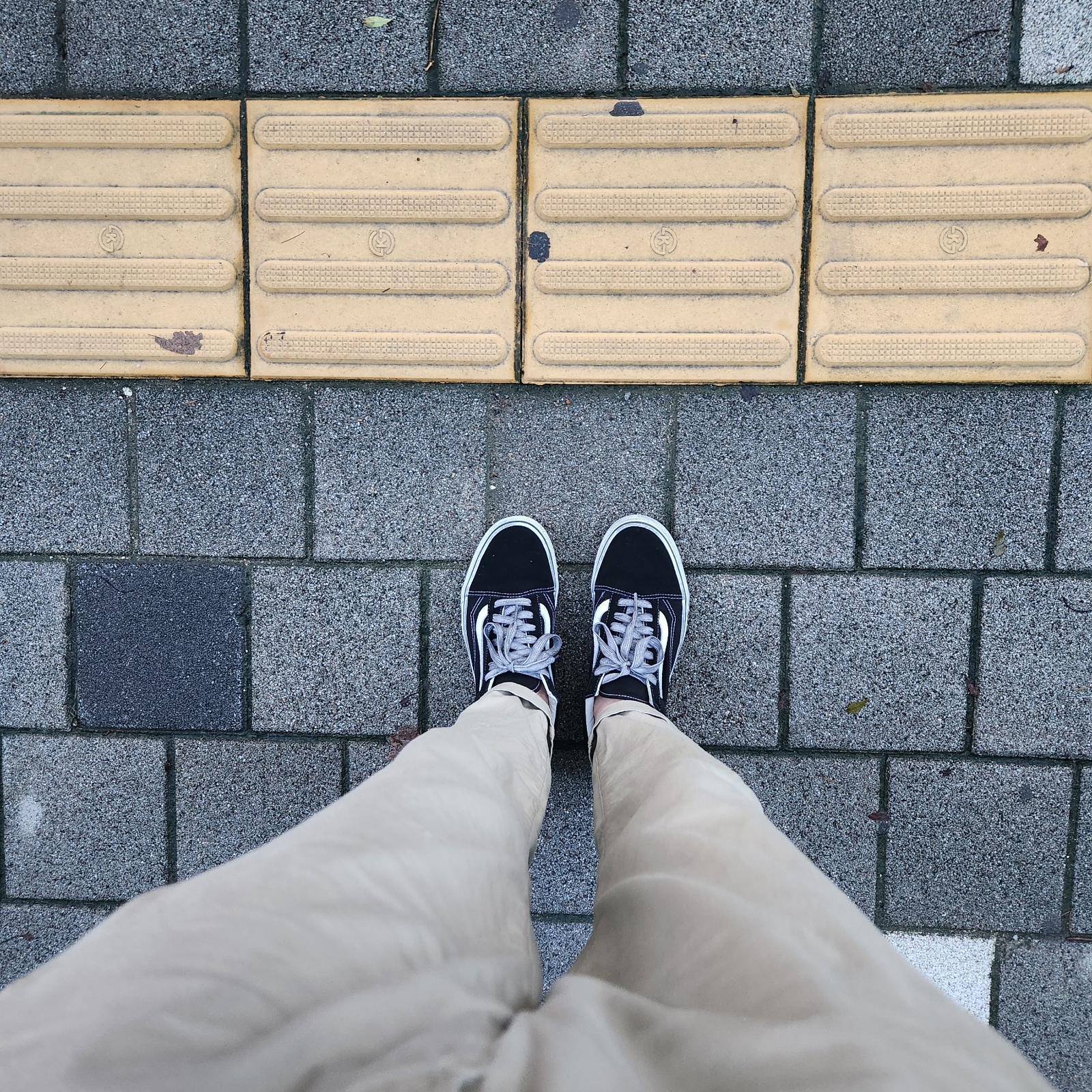 Vans OG Old Skool LX Stressed Black 착용 스타일 - 2
