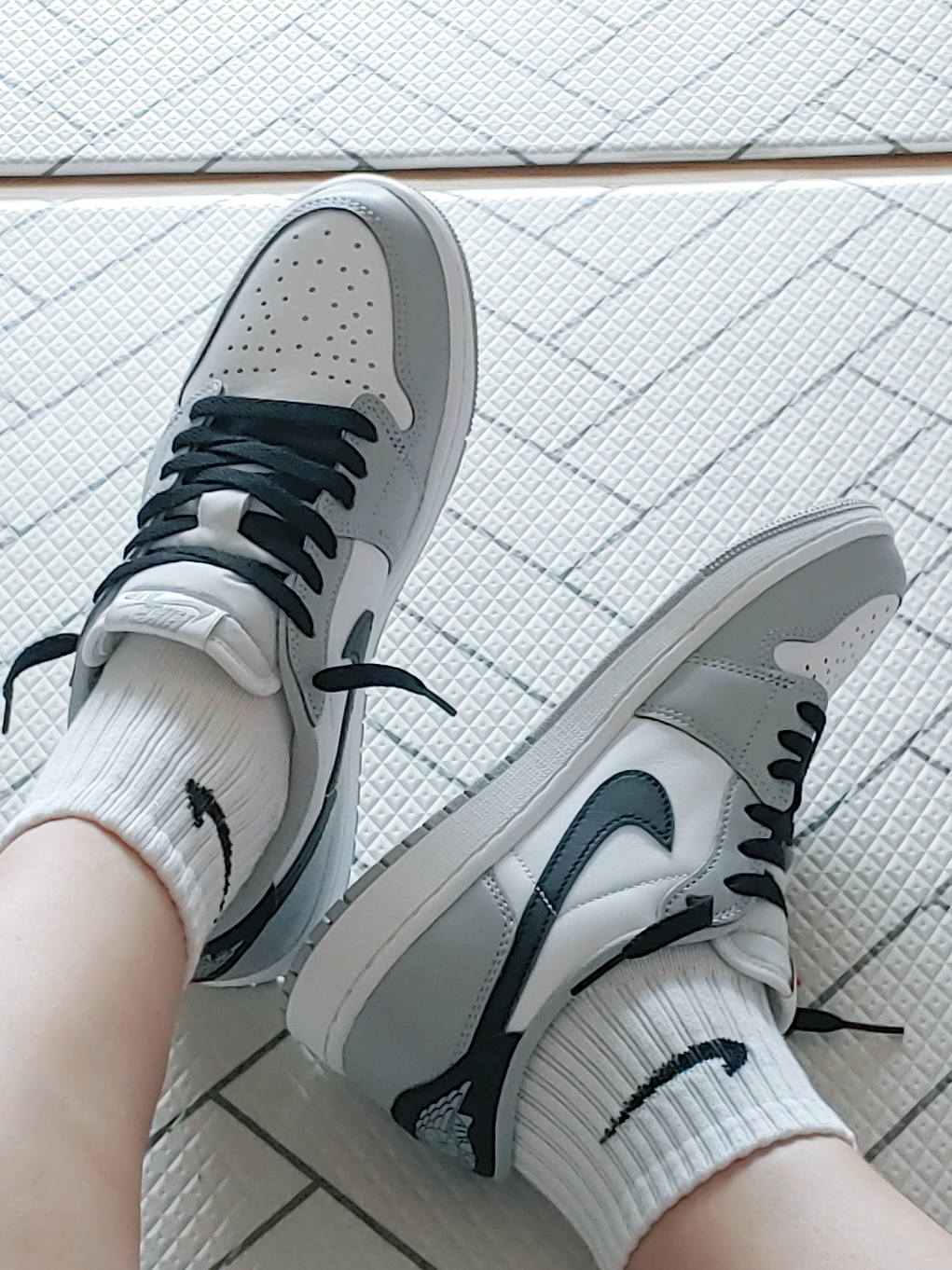 Jordan 1 Retro Low OG Wolf Grey and White 착용 스타일 - 3