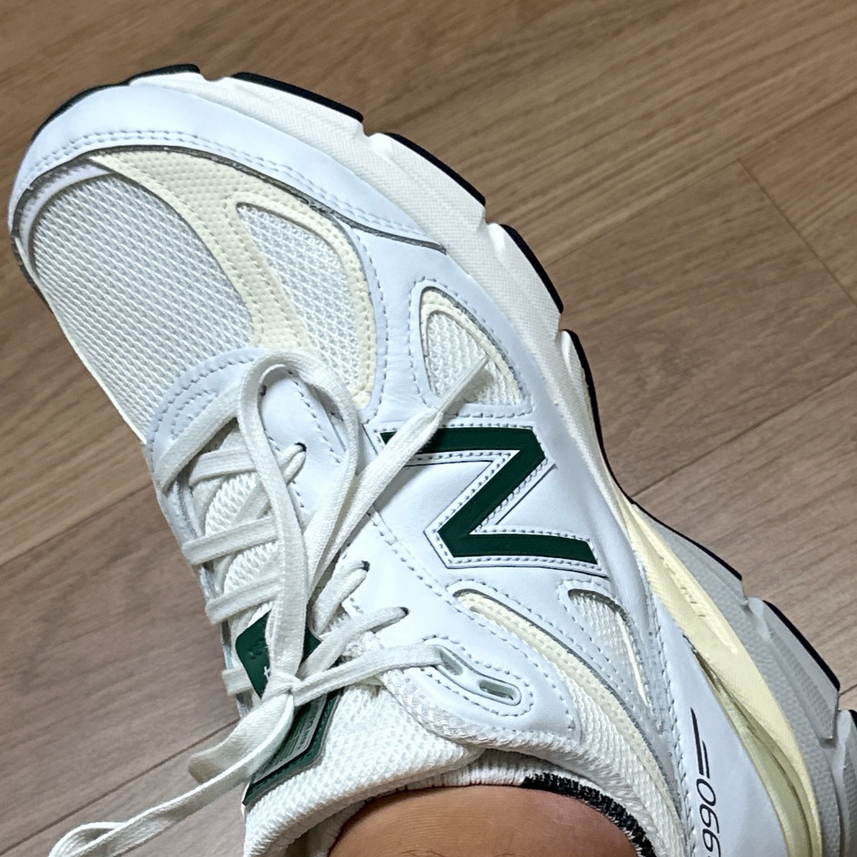 New Balance 990v4 Made in USA White Green 착용 스타일