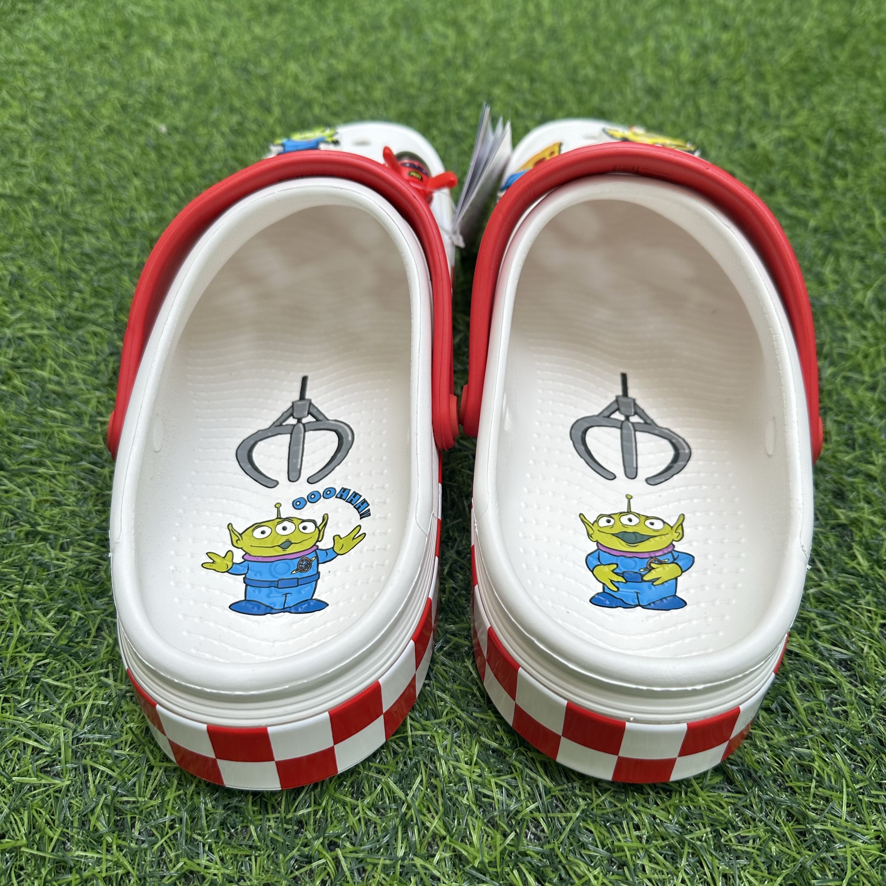 Crocs x Toy Story Pizza Planet Off Court Clog White, Jordan x SoleFly Mi Casa es Su Casa Souvenir Shorts Fossil (FQ3806-203) 착용 스타일 - 8