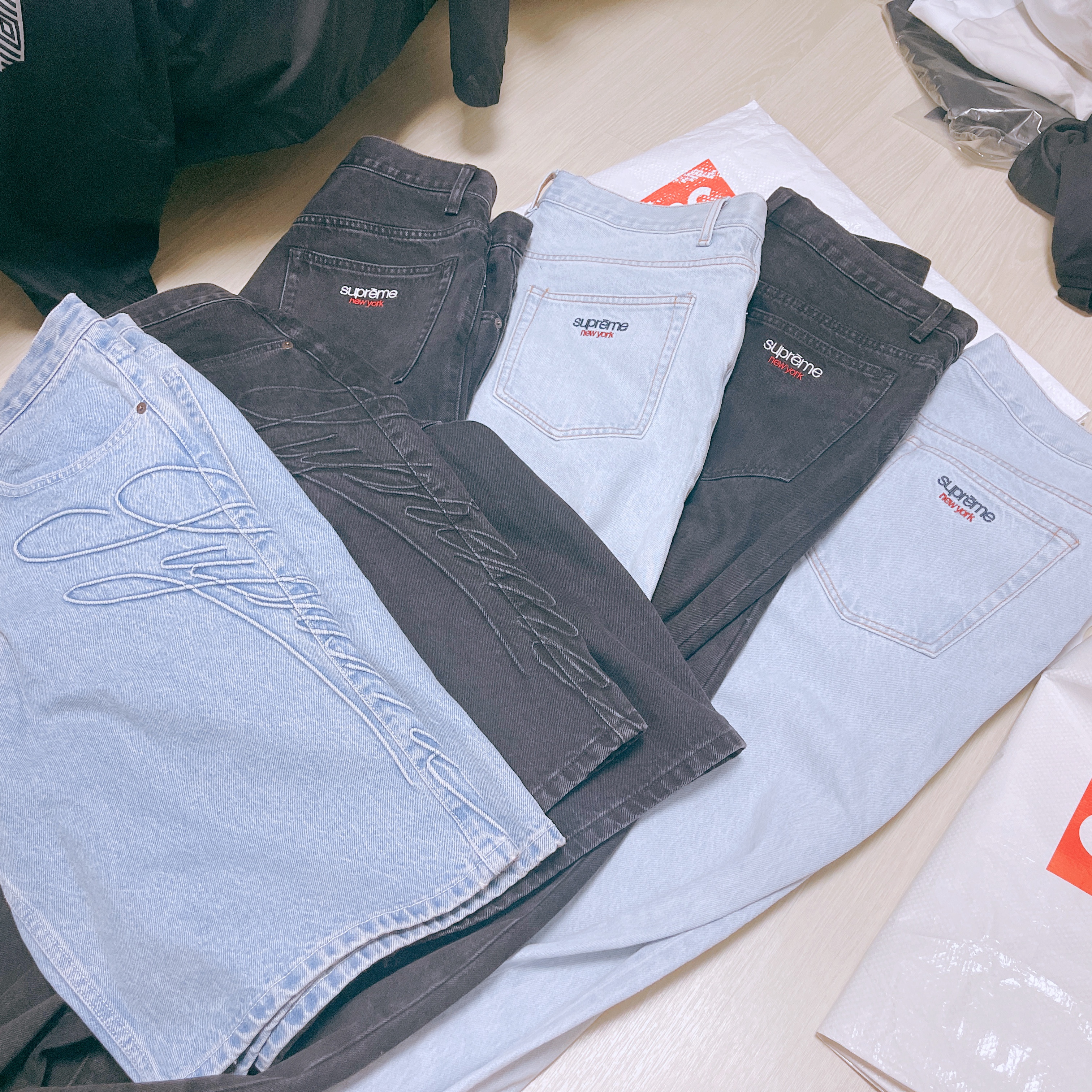 Supreme Baggy Denim Short Black - 24SS, Supreme Script Baggy Denim Short Washed Indigo - 24SS 착용 스타일