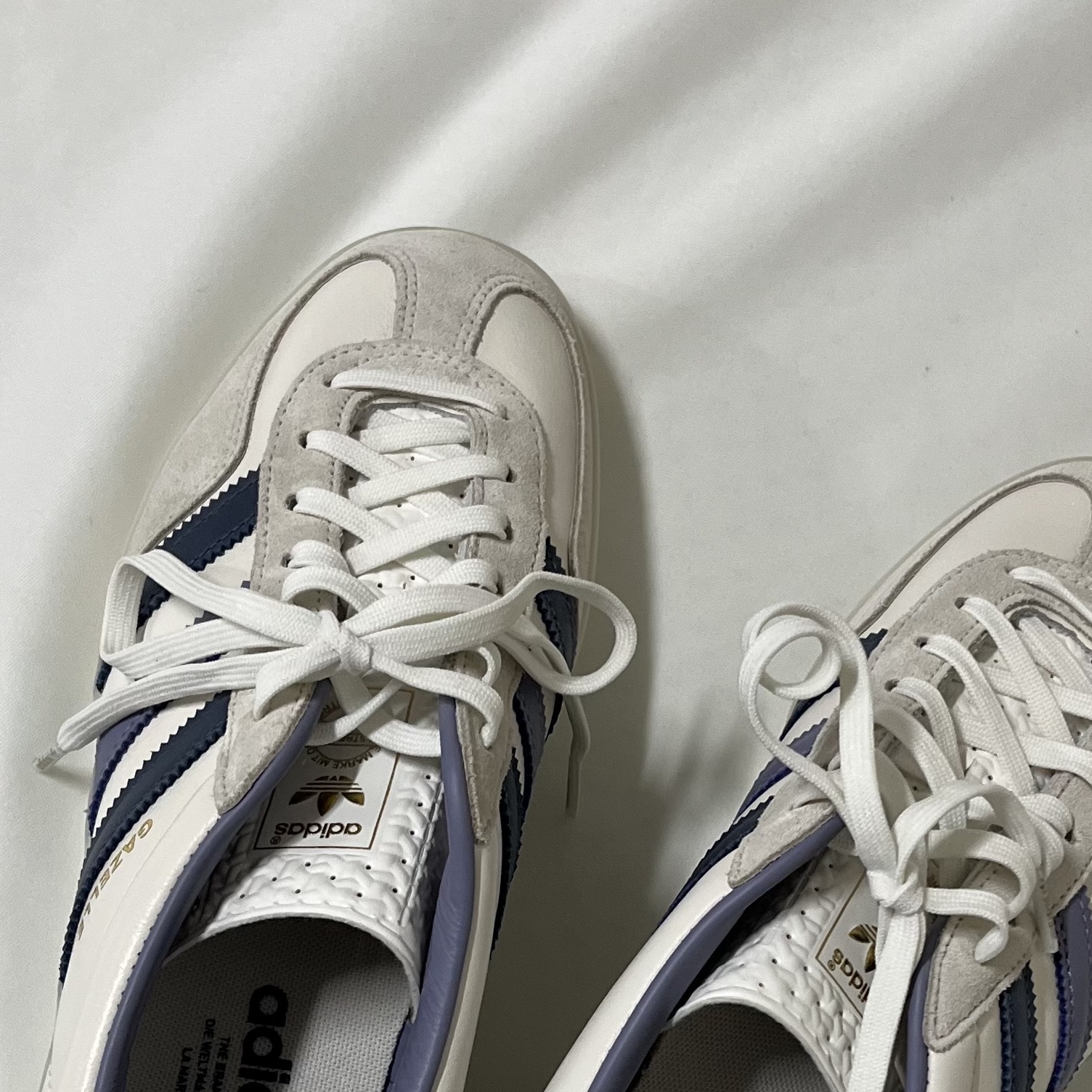 Adidas Gazelle Indoor Core White Preloved Ink 착용 스타일 - 3