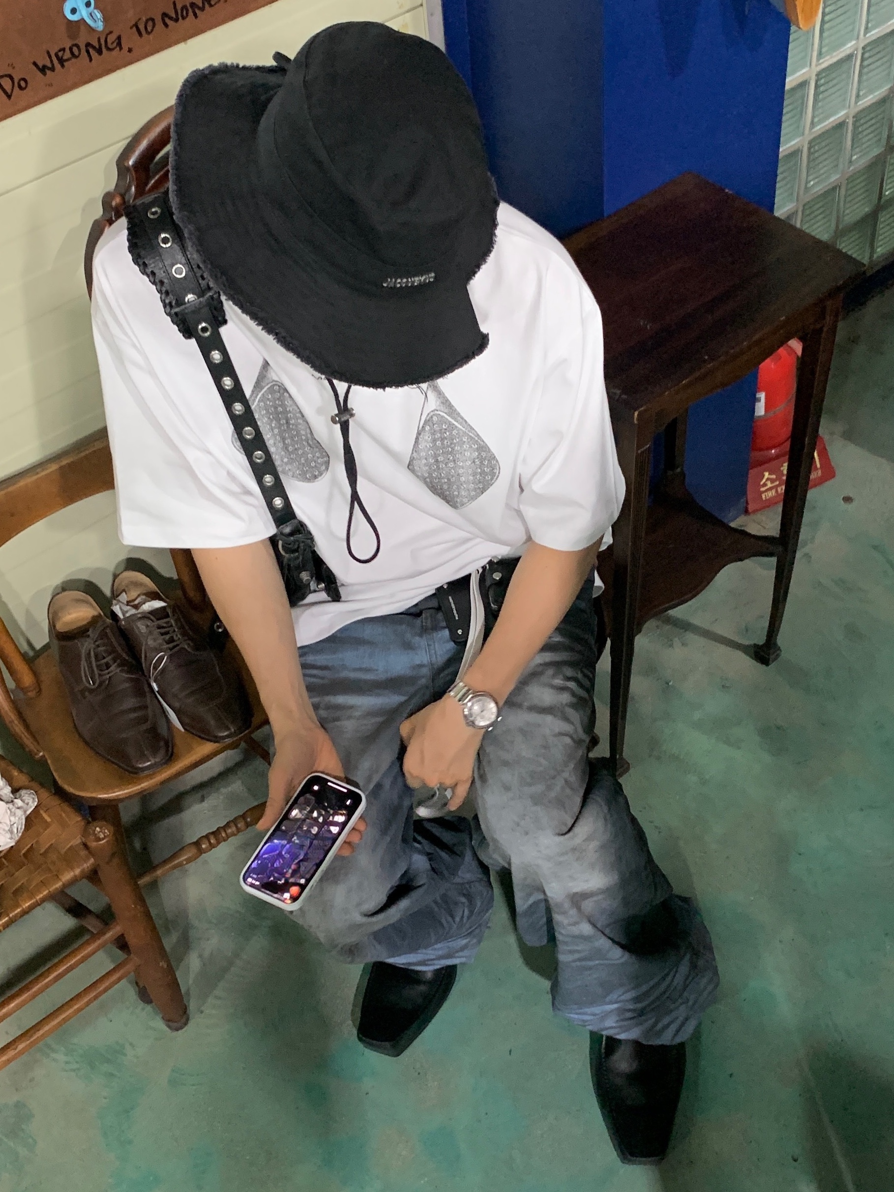 Jacquemus Le Bob Artichaut Bucket Hat Black, Balenciaga Romeo Mule Black 착용 스타일 - 2