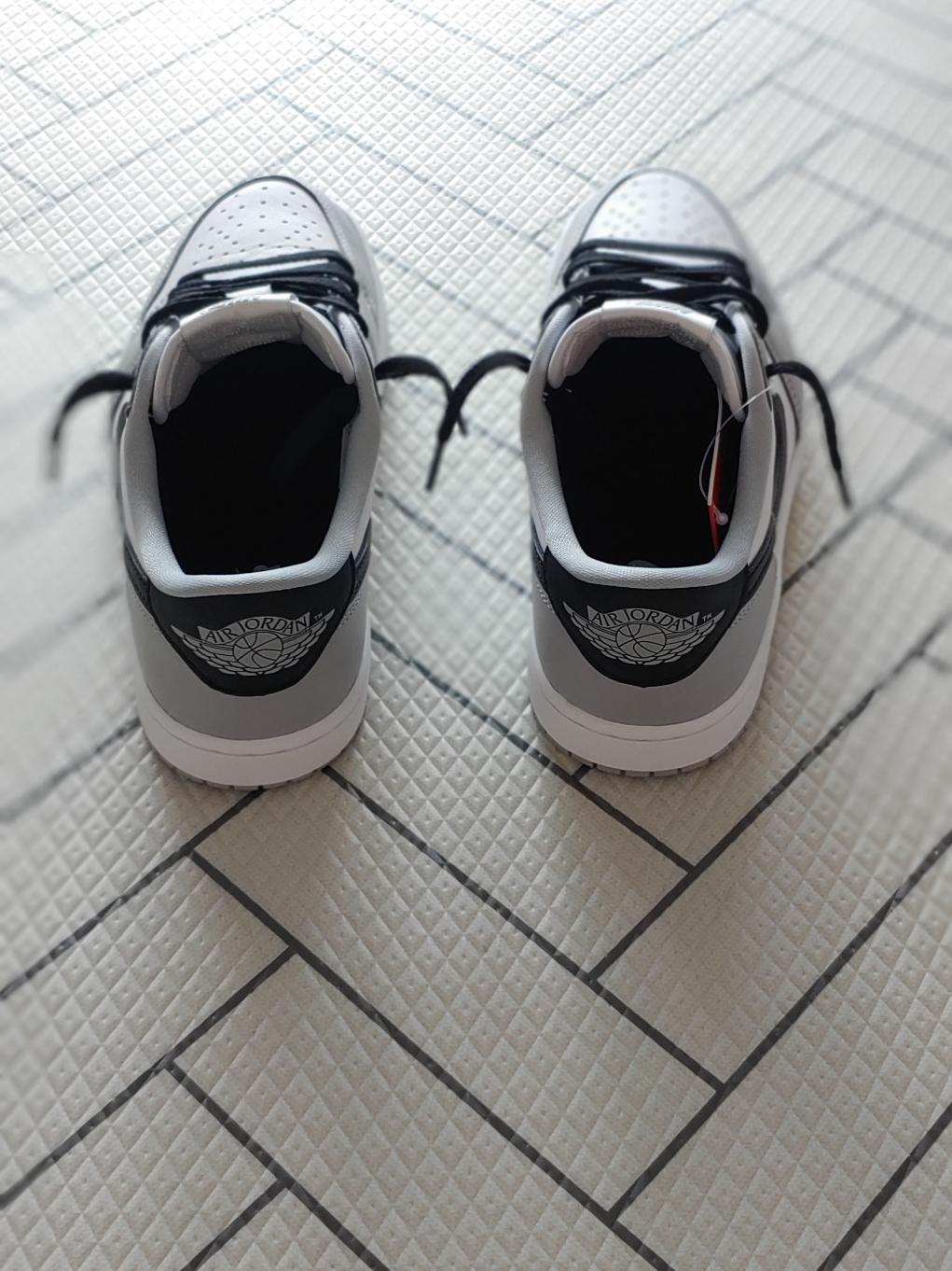 Jordan 1 Retro Low OG Wolf Grey and White 착용 스타일 - 4