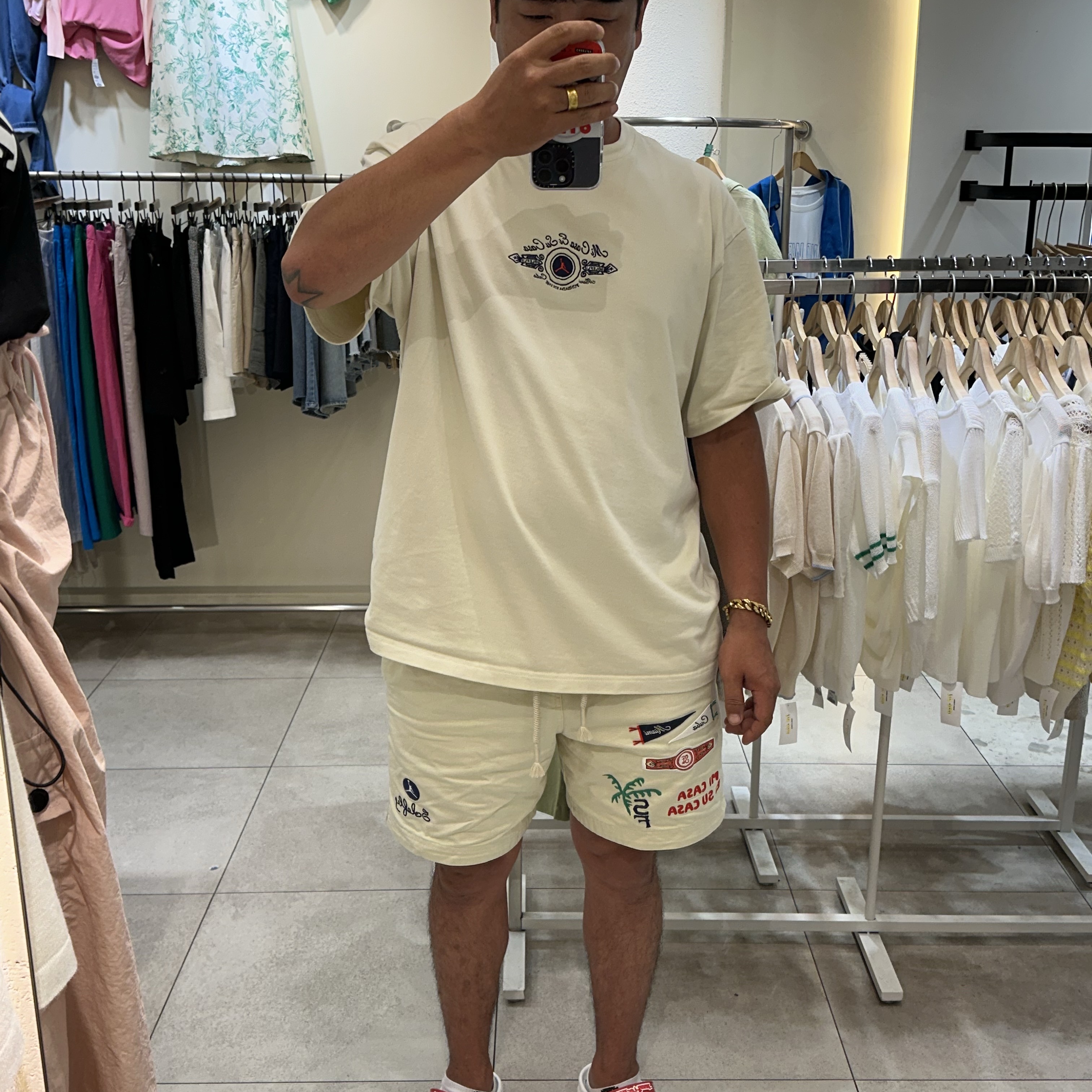 Crocs x Toy Story Pizza Planet Off Court Clog White, Jordan x SoleFly Mi Casa es Su Casa Souvenir Shorts Fossil (FQ3806-203) 착용 스타일 - 7