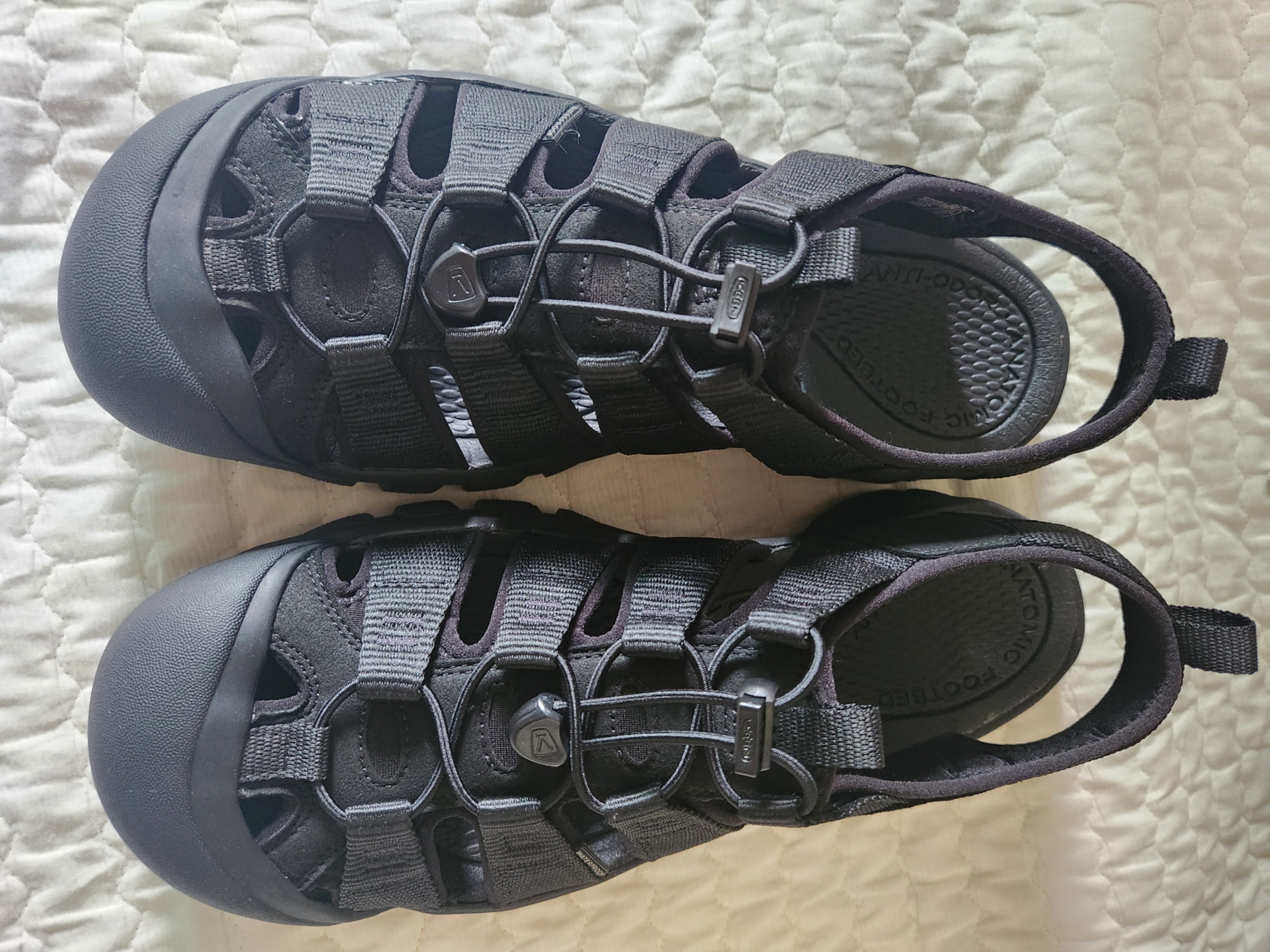 Keen Newport H2 Triple Black 착용 스타일