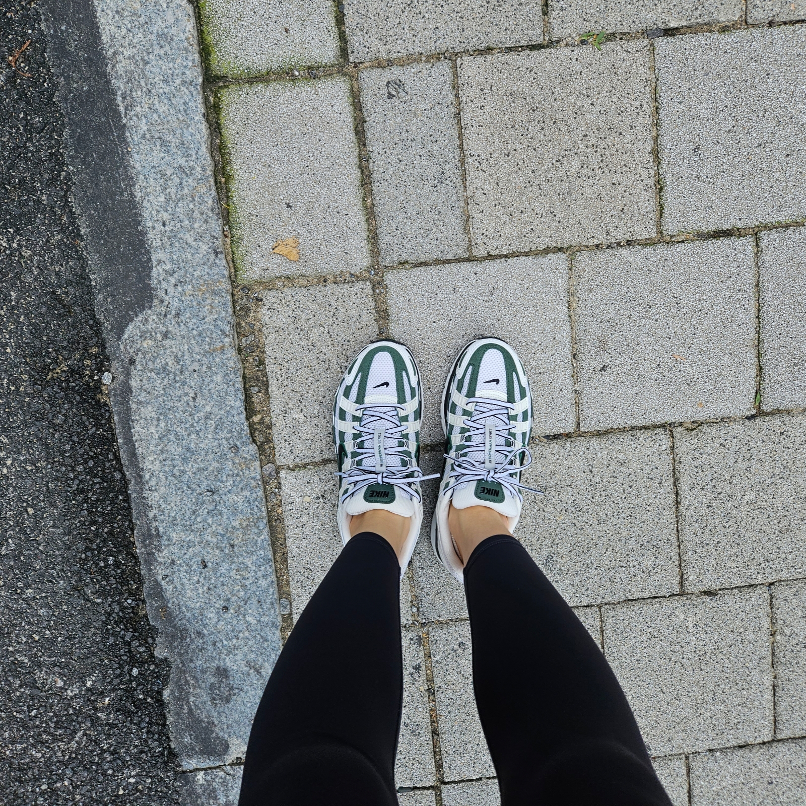 (W) Nike P-6000 Summit White Fir 착용 스타일