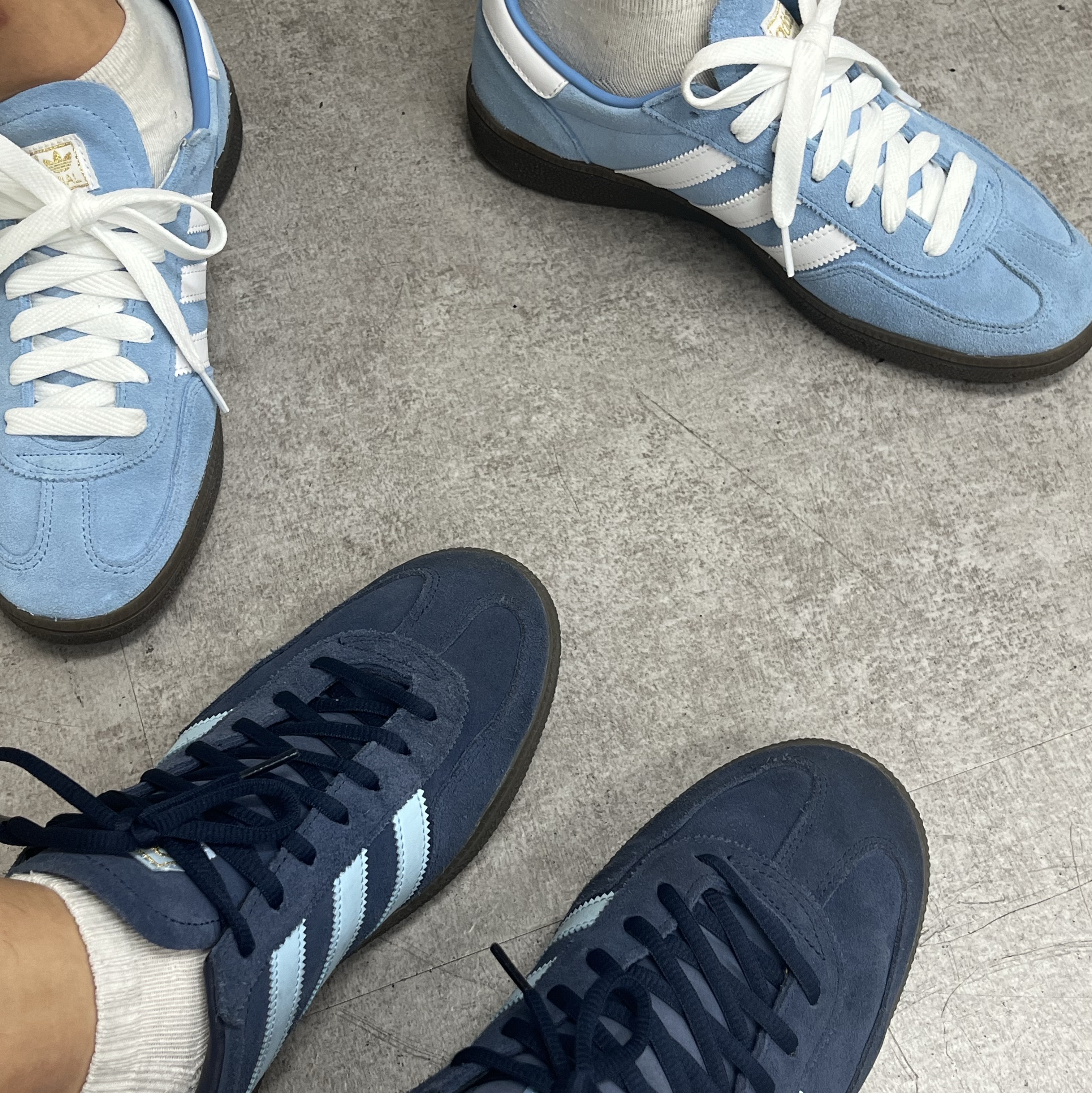 Adidas Spezial Handball Collegiate Navy, Adidas Spezial Handball Light Blue 착용 스타일 - 2