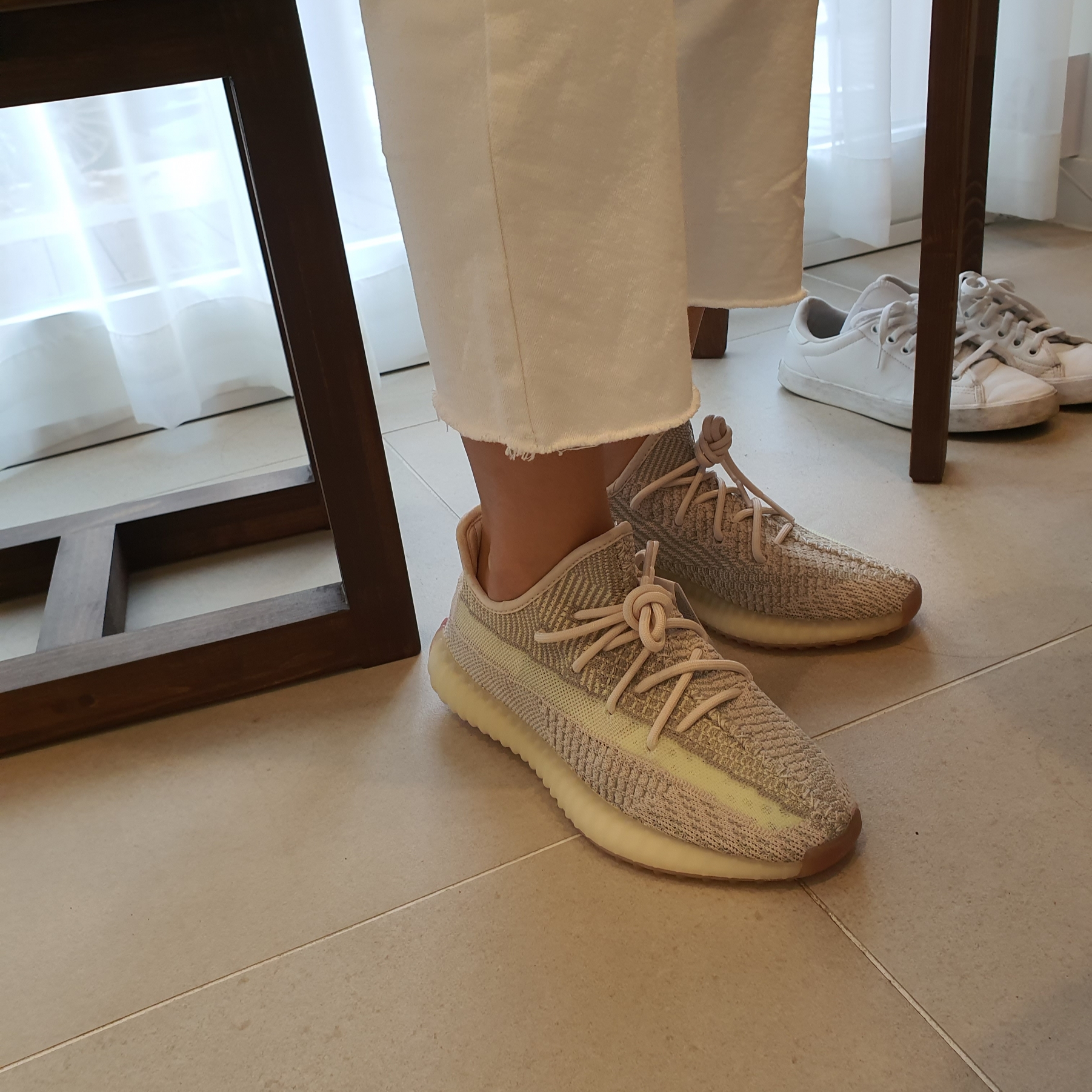 Adidas Yeezy Boost 350 V2 Citrin - Non-Reflective, Nike ACG Long Sleeve Logo T-Shirt Space Purple - US/EU 착용 스타일 - 2