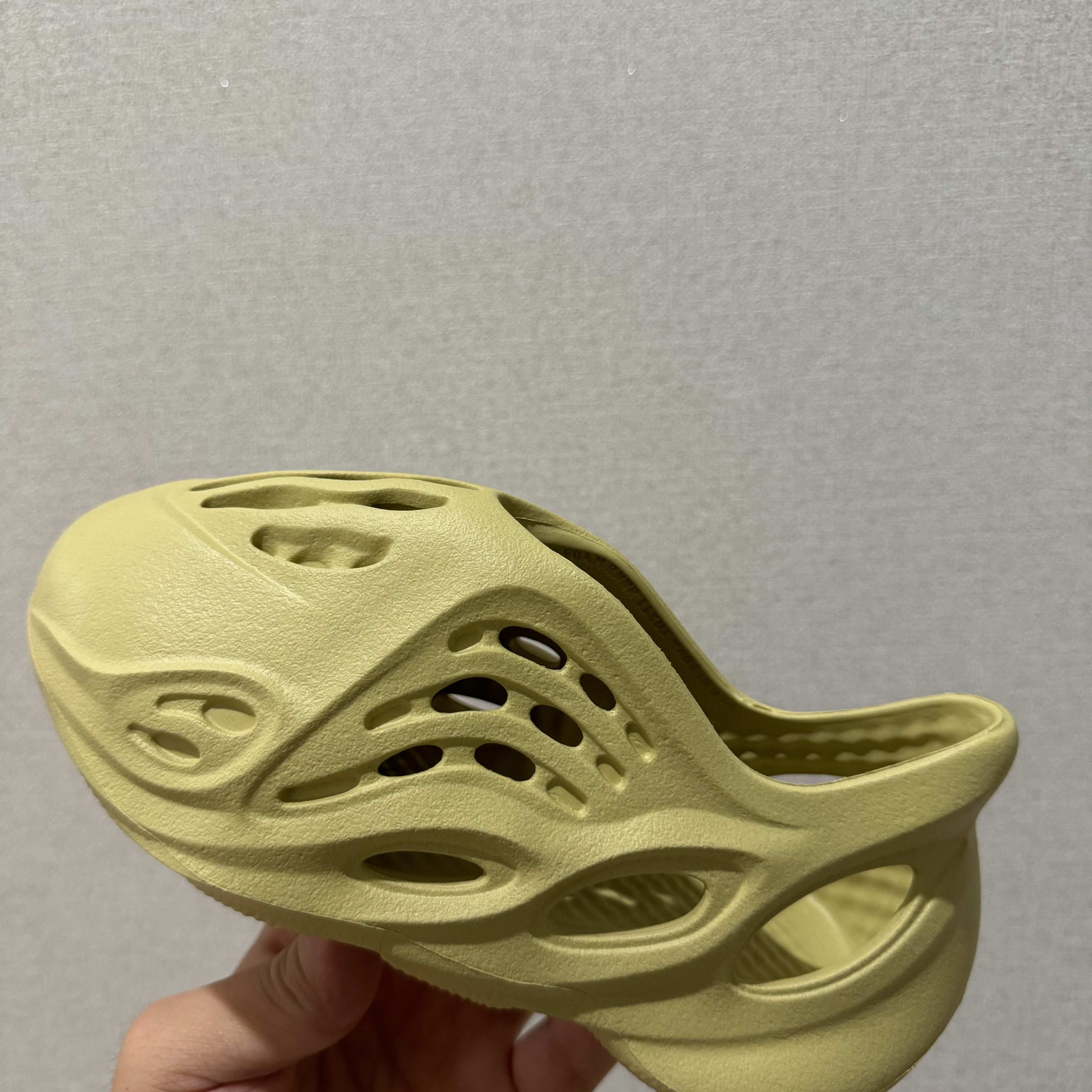 (Kids) Adidas Yeezy Foam RNNR Sulfur 착용 스타일 - 2