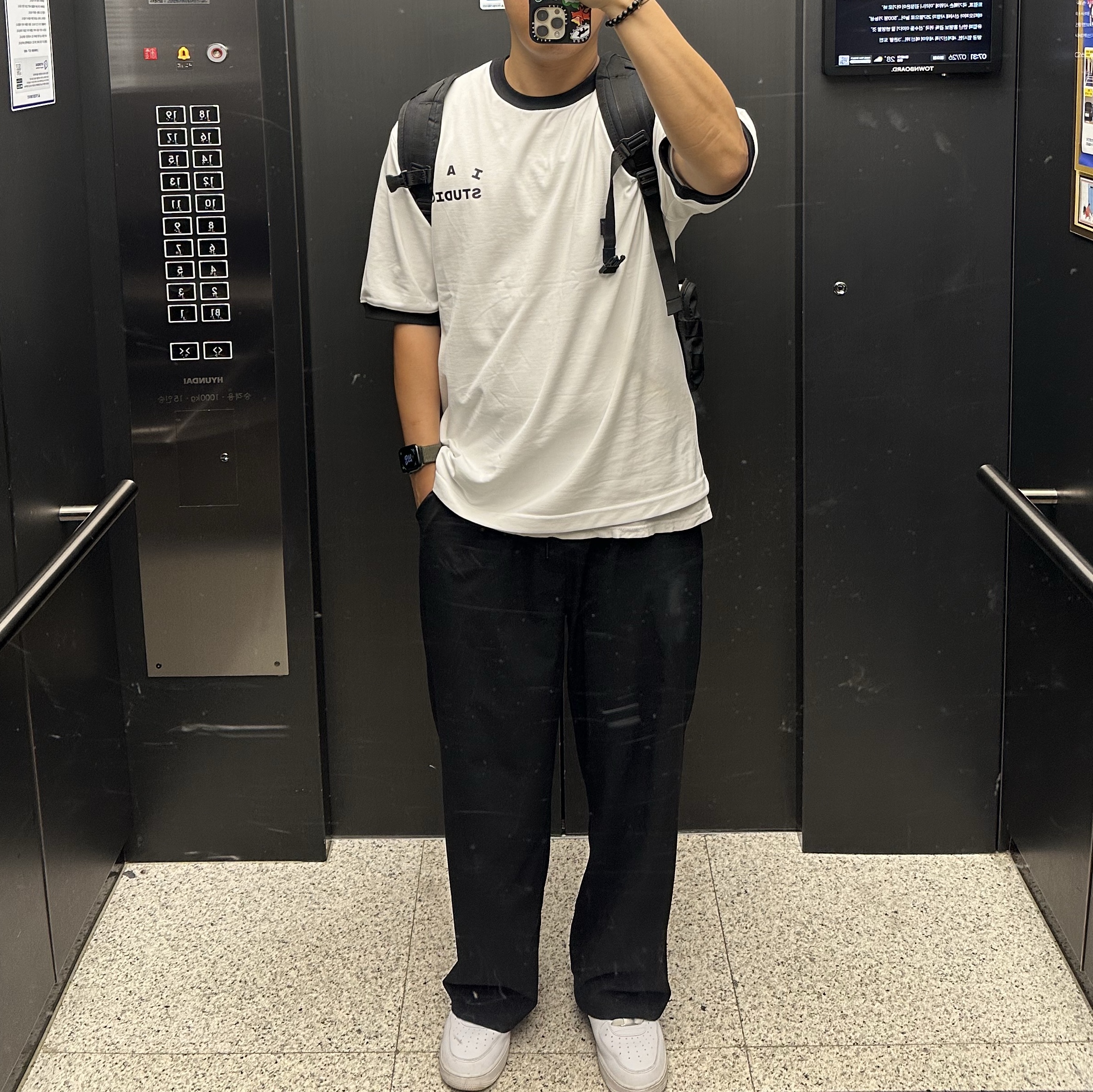 IAB Studio Established T-Shirt White Black 착용 스타일