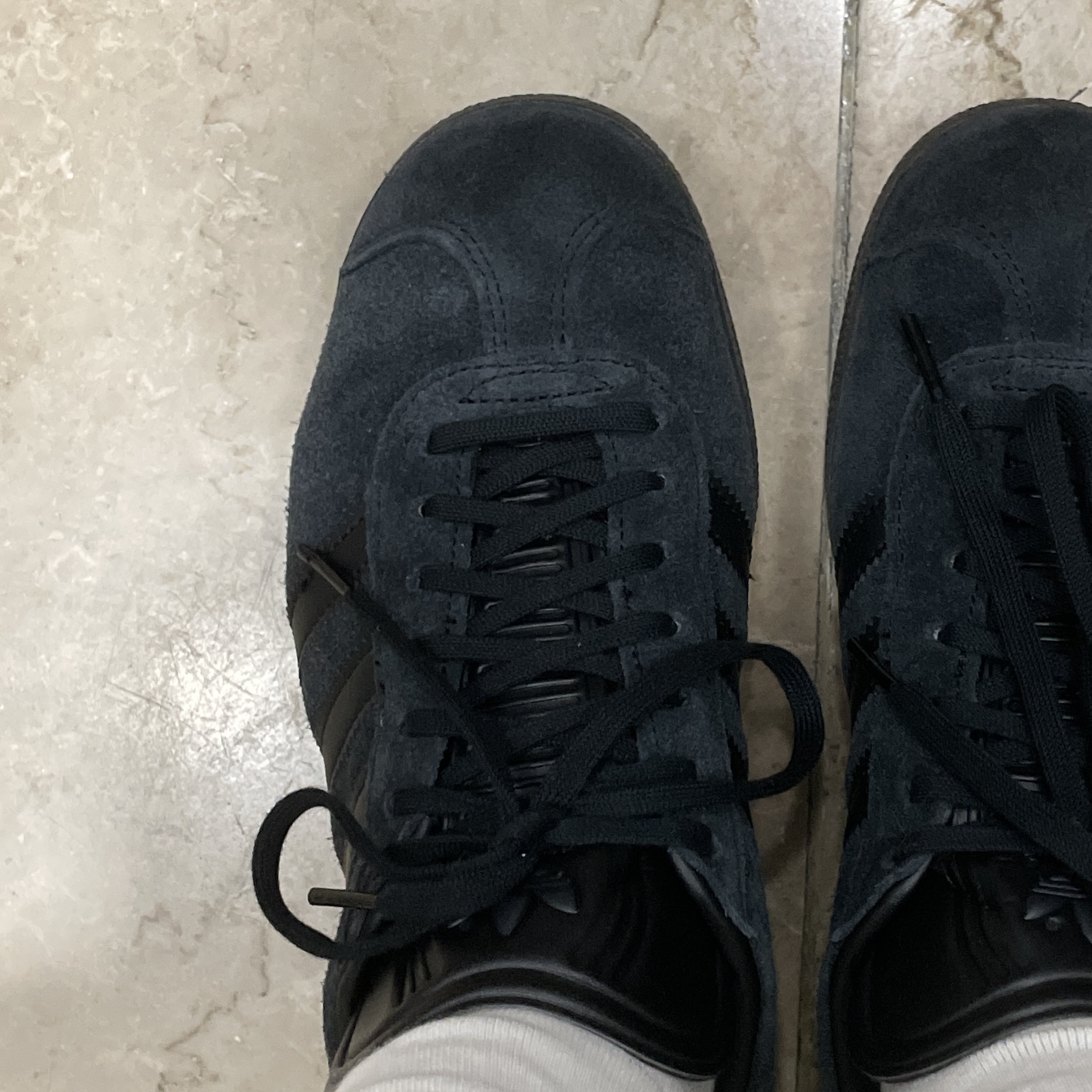 Adidas Gazelle Triple Black 착용 스타일