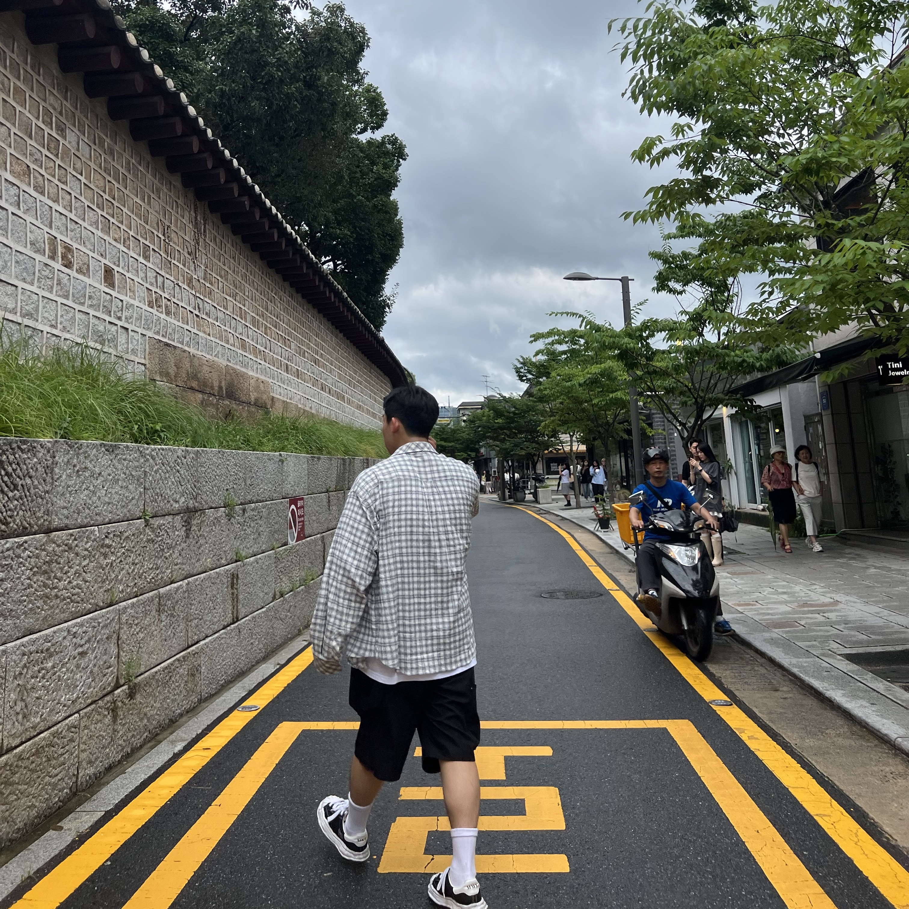 Nonnod Alpine Carpenter Shorts Matt Black, Undermycar Mu.37 Anti Fxxking Logo Play Basic Long Sleeve Check Shirts White Blue 착용 스타일 - 2