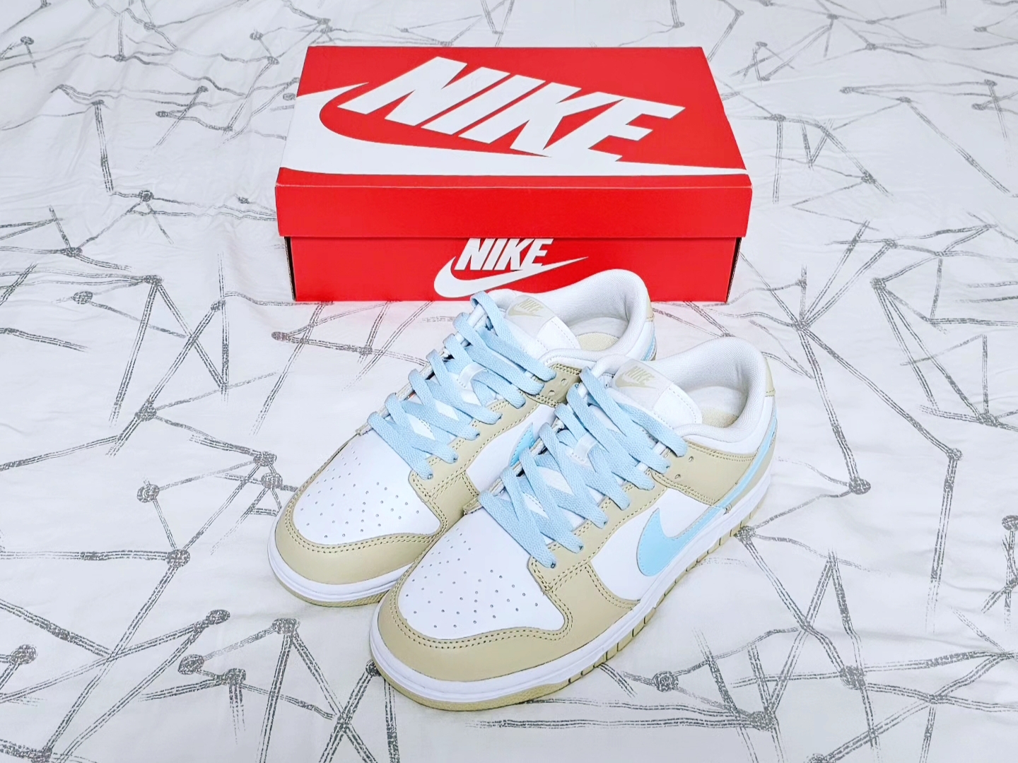Nike Dunk Low Team Gold and White 착용 스타일 - 1