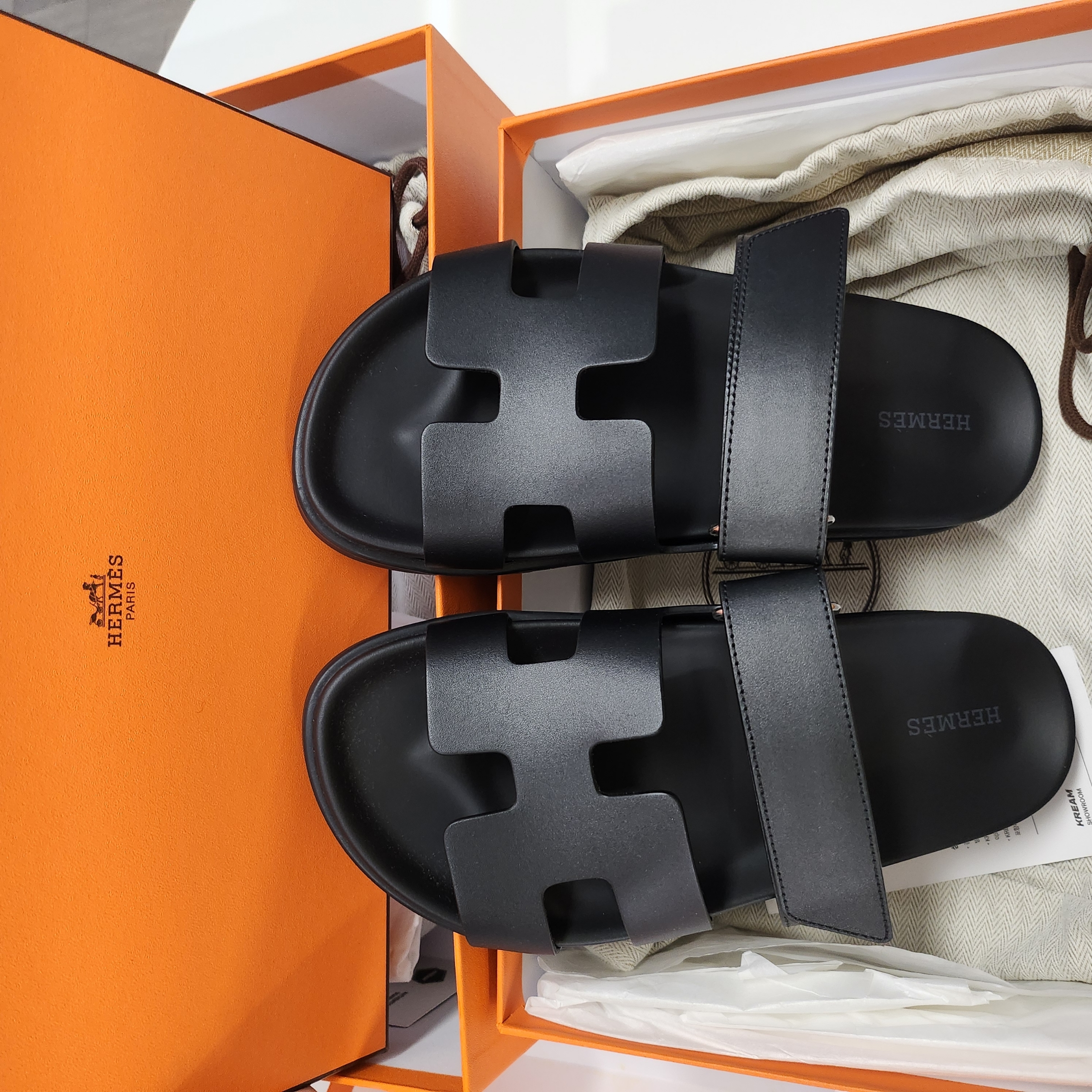 (W) Hermes Chypre Sandal Calfskin & Noir 착용 스타일 - 1