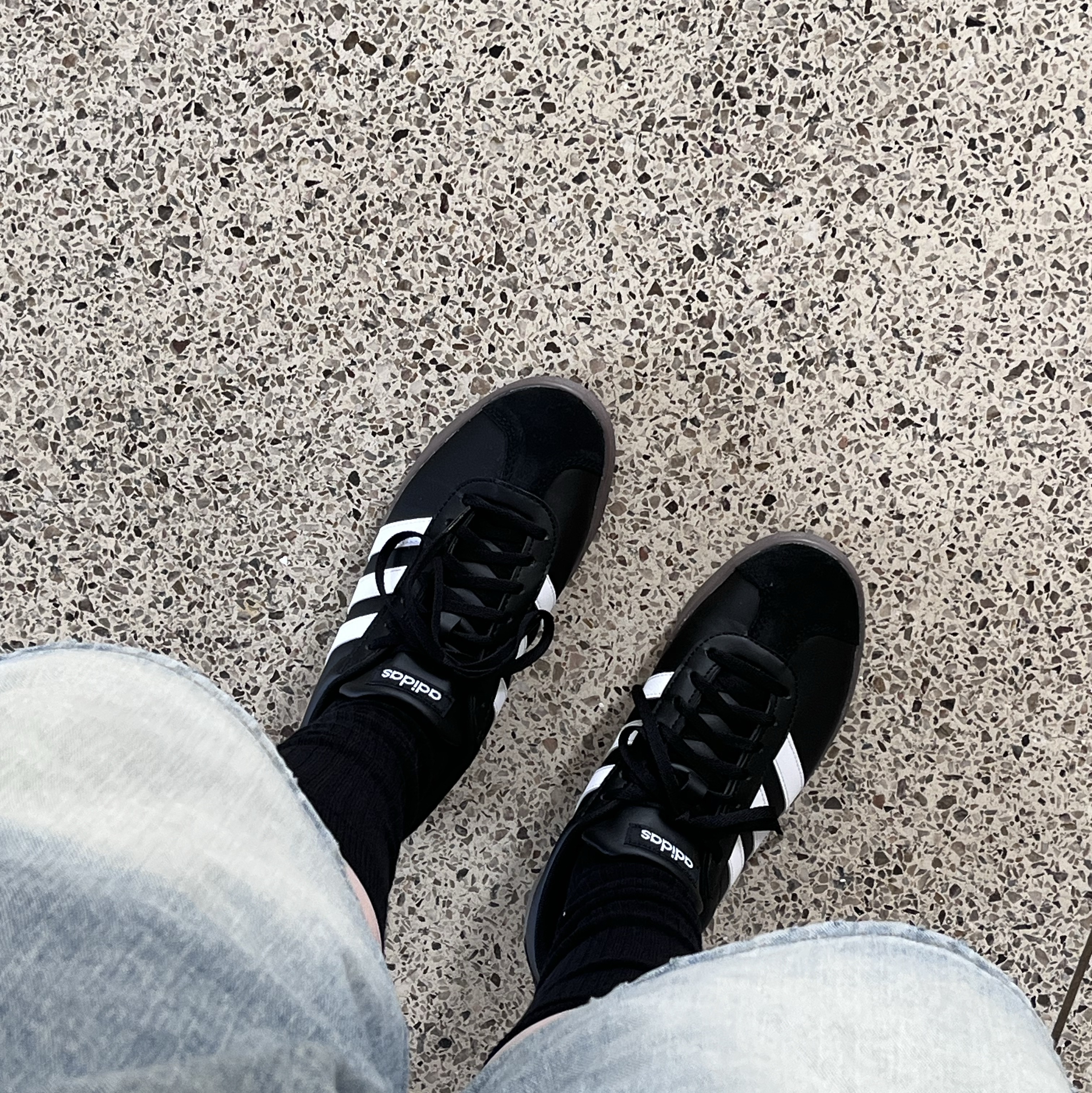 Adidas VL Court Base Core Black Cloud White 착용 스타일