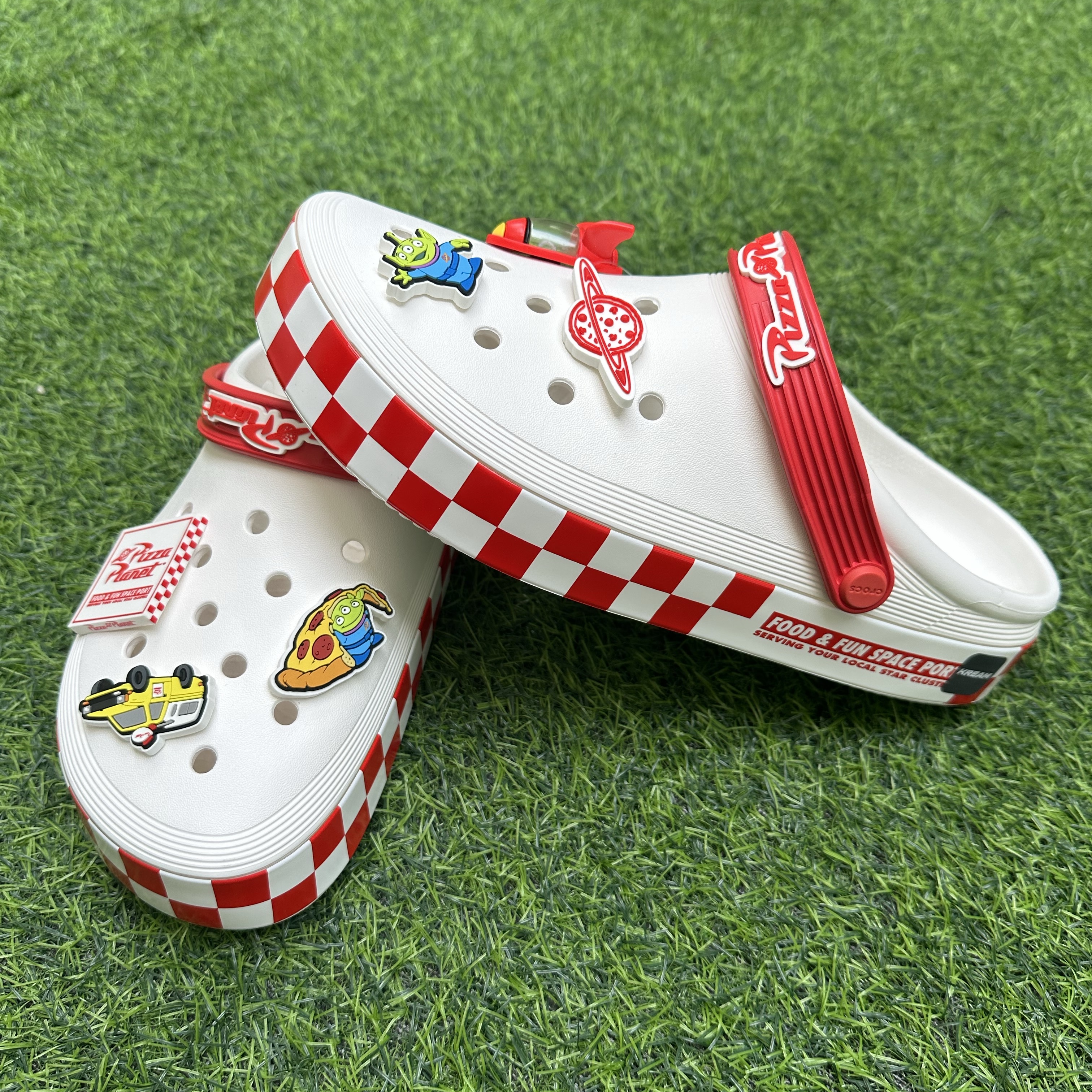 Crocs x Toy Story Pizza Planet Off Court Clog White, Jordan x SoleFly Mi Casa es Su Casa Souvenir Shorts Fossil (FQ3806-203) 착용 스타일 - 4