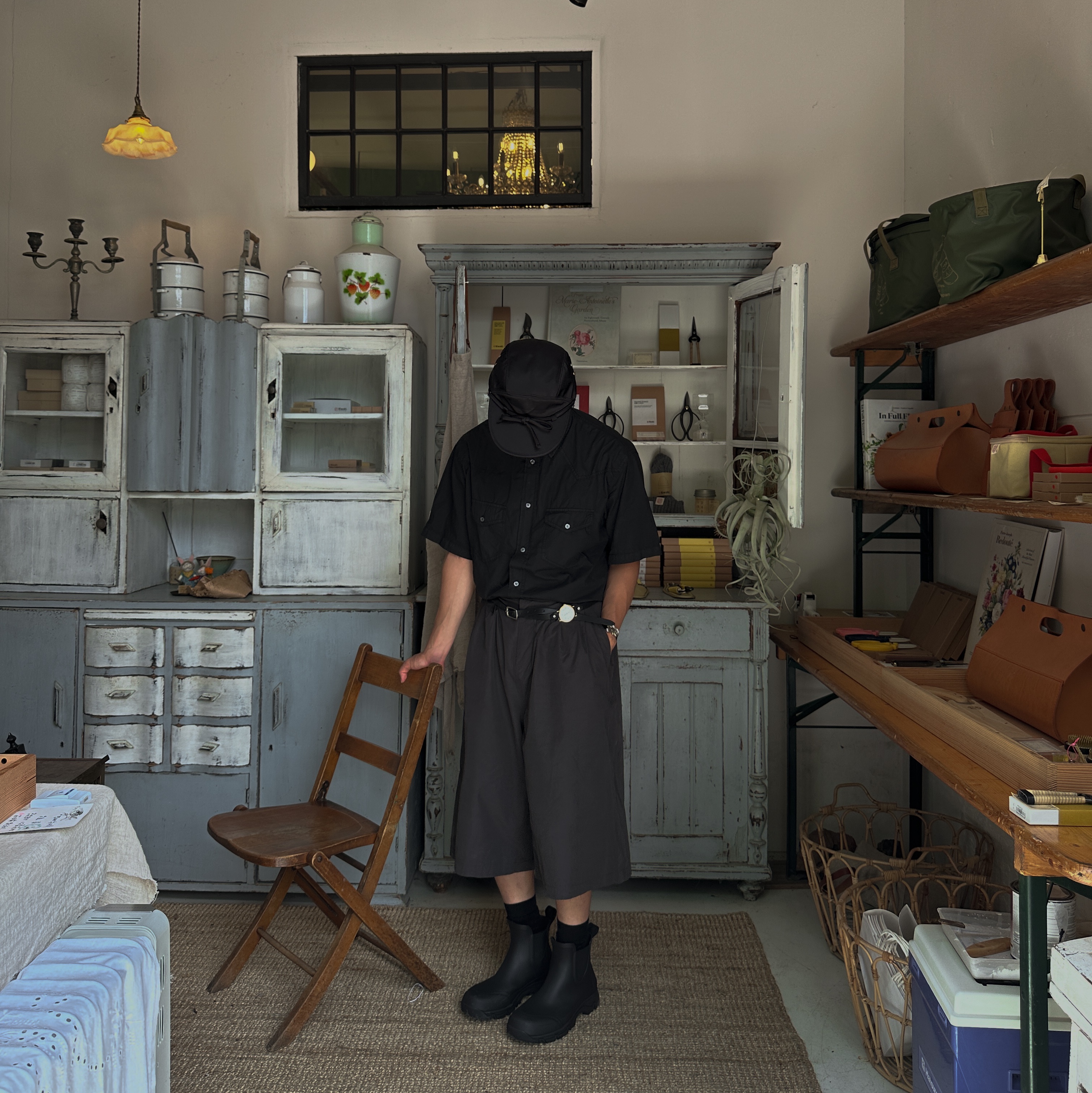 Amomento Two Tuck Wide Shorts Charcoal, TOWTOW.ARCHIVE Timeless Twist Wristlet Black 착용 스타일 - 2