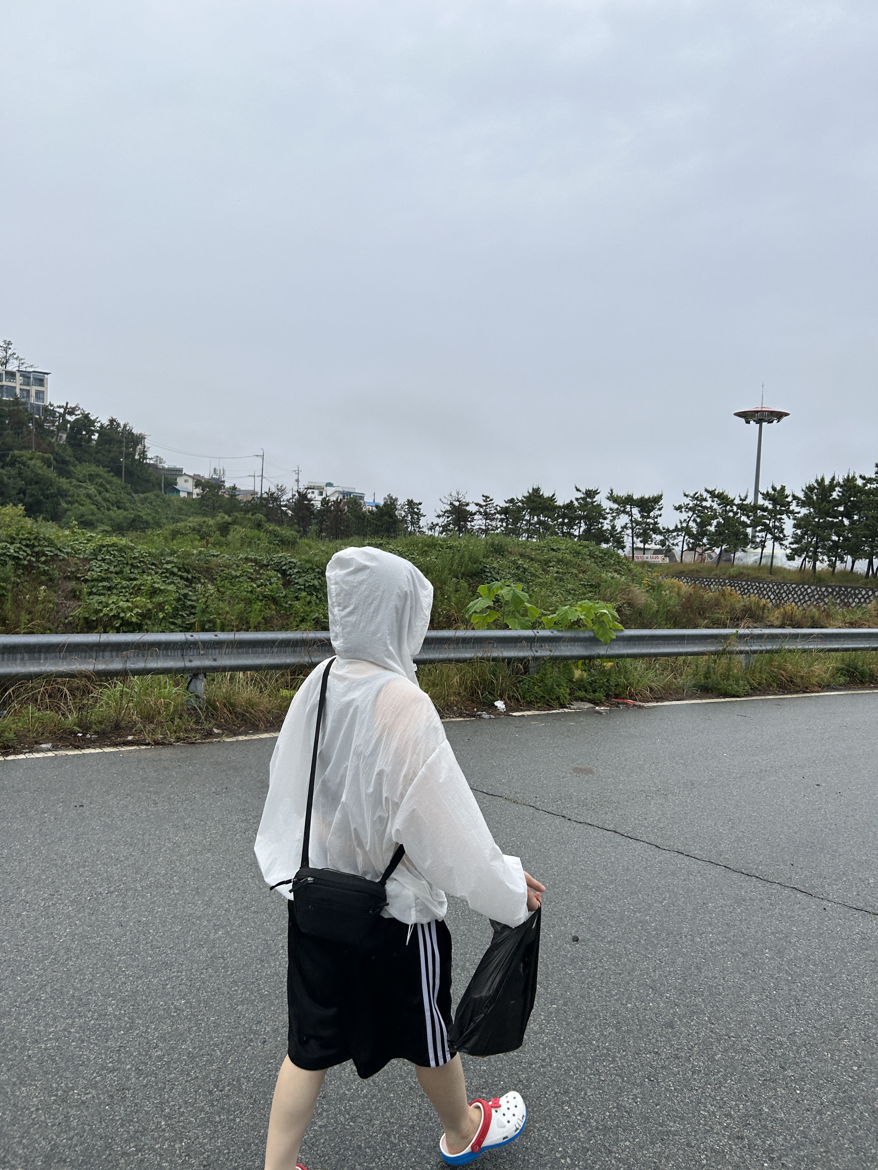 Arc'teryx Mantis 2 Waistpack Black II, (W) Crocs x Hello Kitty Classic Clog White 착용 스타일