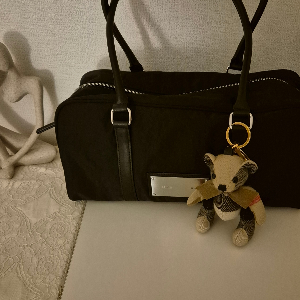 Matin Kim Sporty Tote Bag Black 착용 스타일