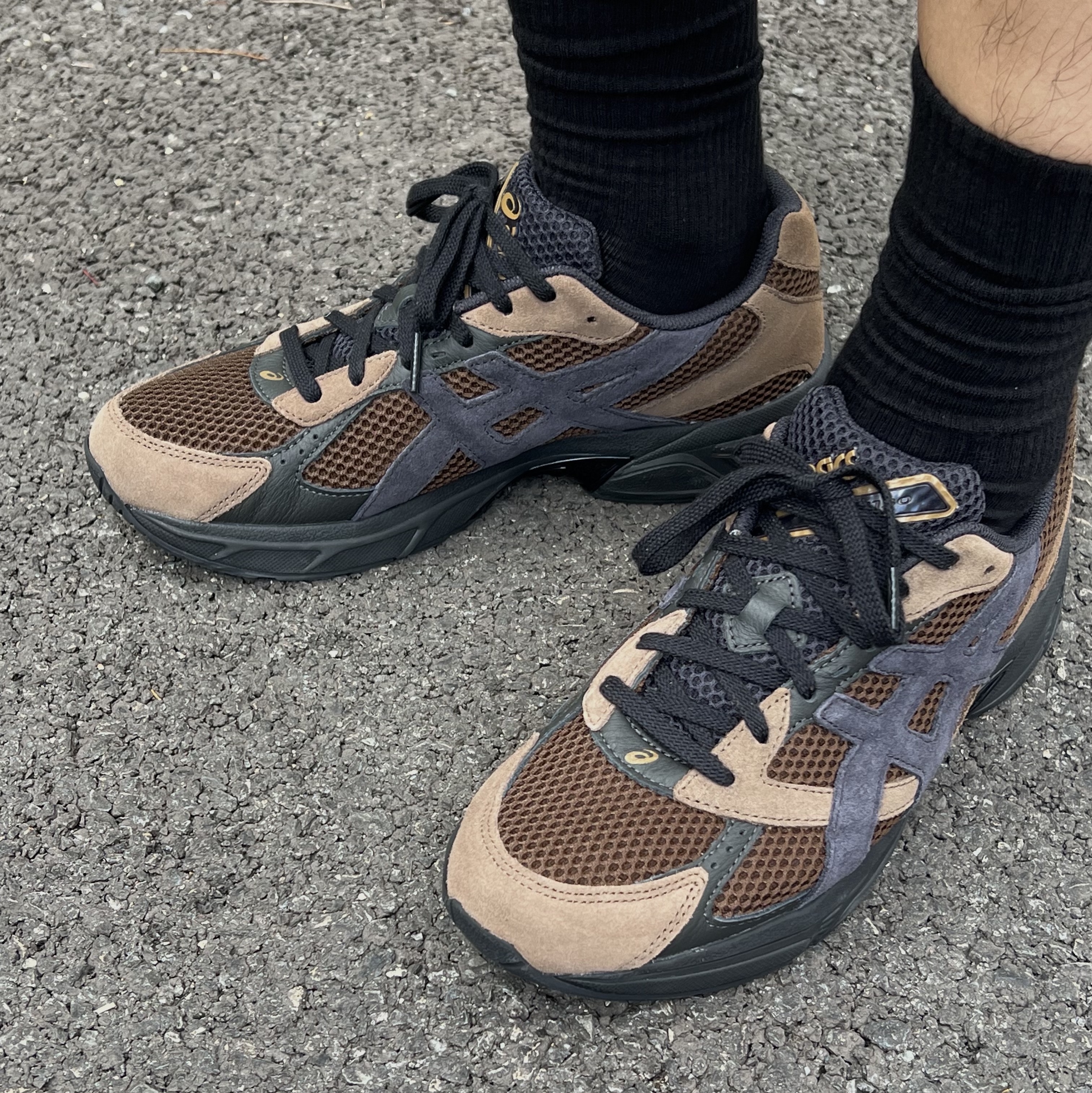 Asics Gel-1130 SMU Dark Brown Midnight 착용 스타일 - 1