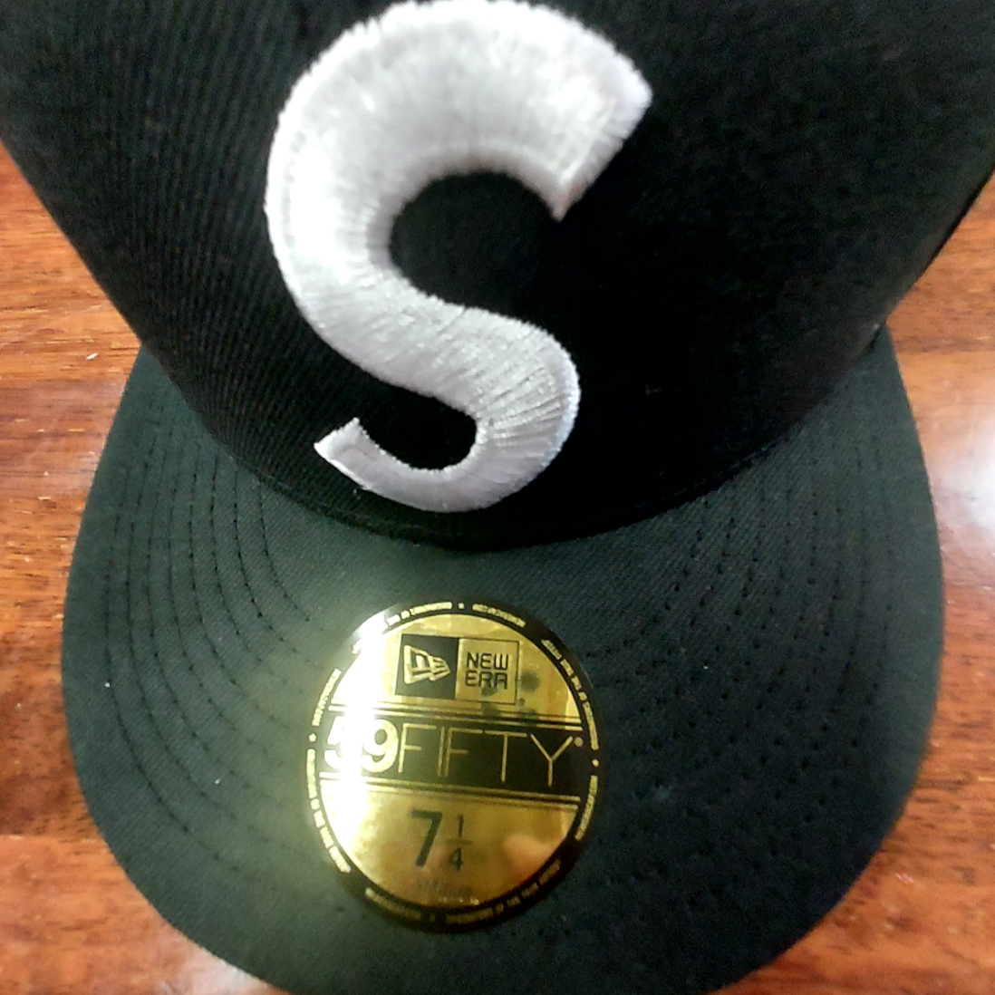 Supreme Gold Cross S Logo New Era Black - 24SS 착용 스타일