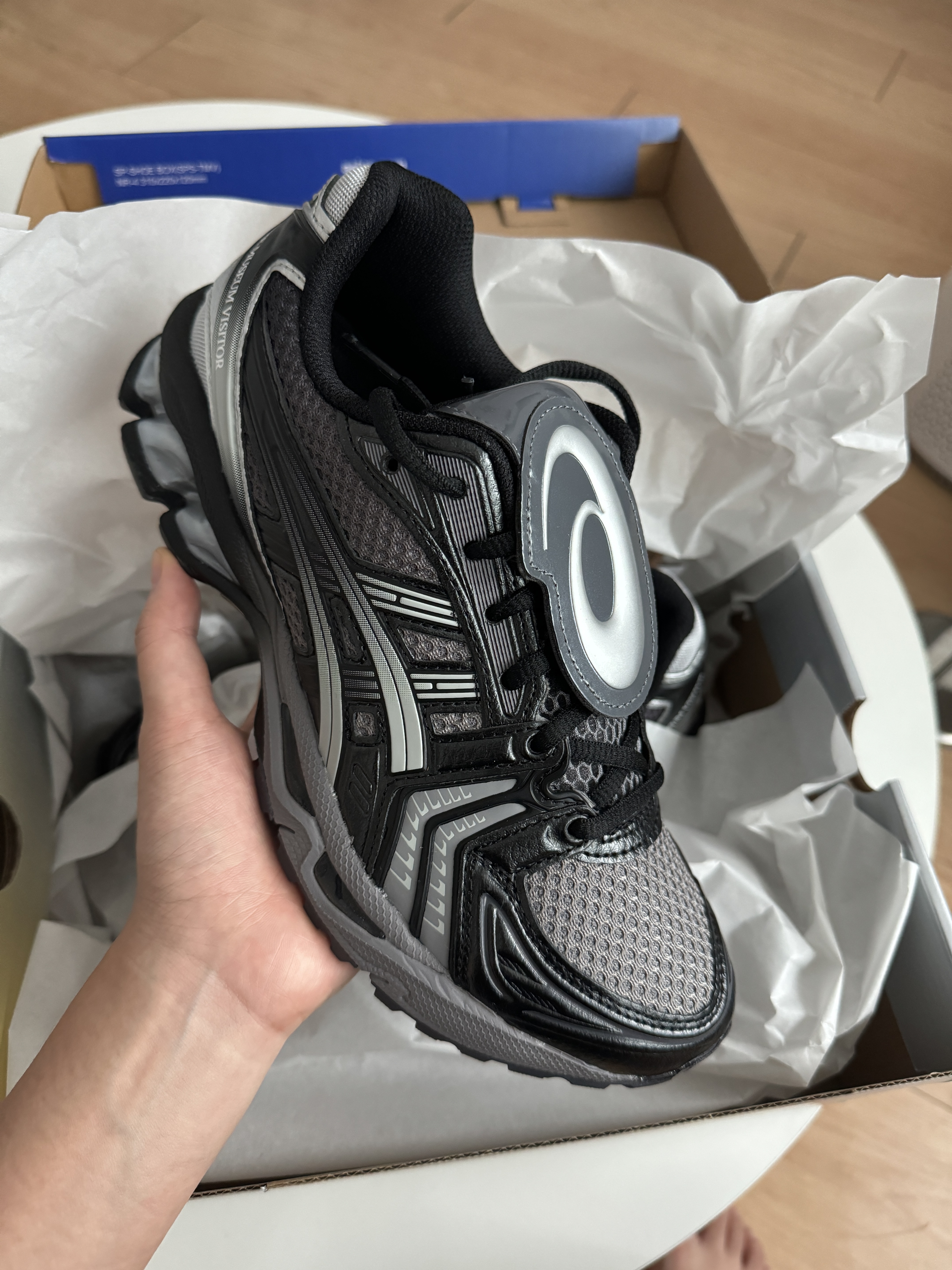 Asics x The Museum Visitor Gel-Kayano 14 Clay Grey Glacier Grey 착용 스타일